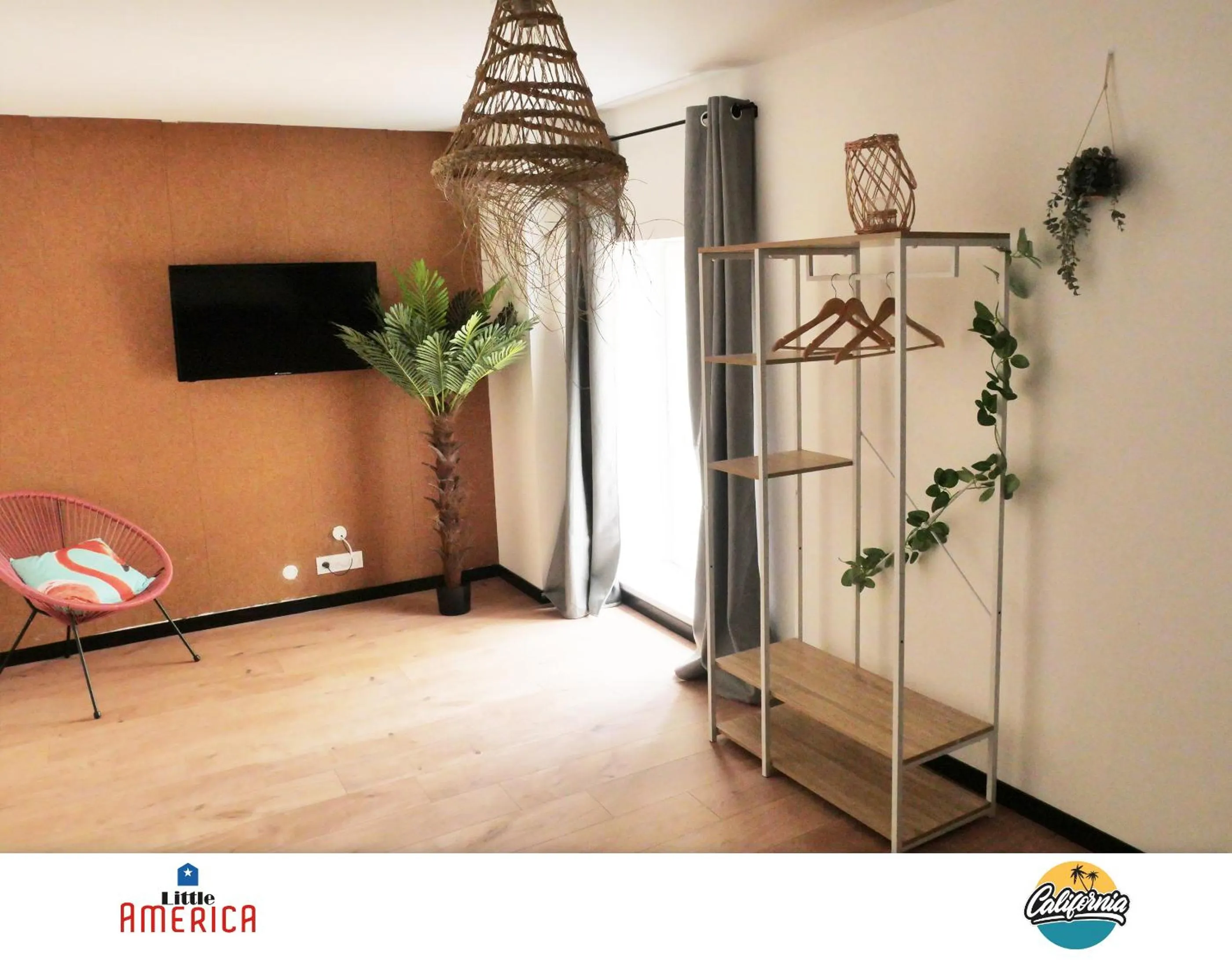 TV and multimedia in Little America - Appart Hôtel 3km Futuroscope