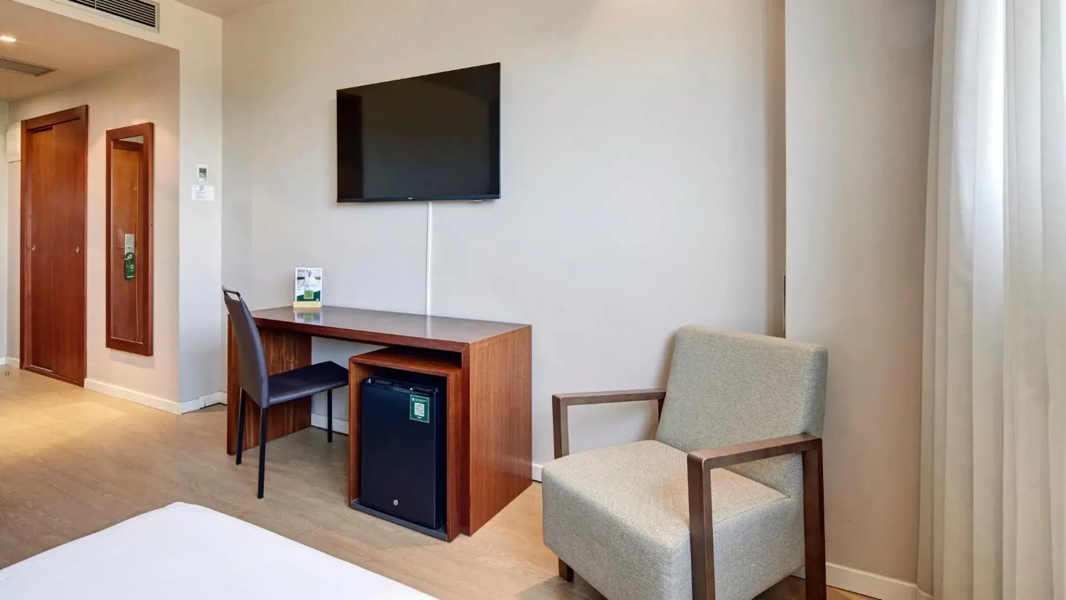 Photo of the whole room, Bed in Sercotel Ciutat de Montcada Photo of the whole room, Bed in Sercotel Ciutat de Montcada