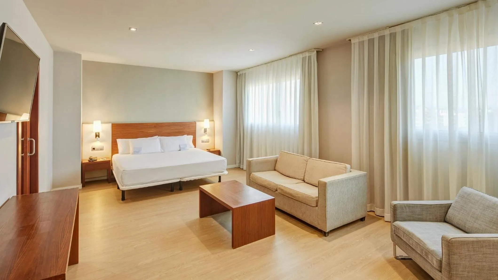 Photo of the whole room, Bed in Sercotel Ciutat de Montcada