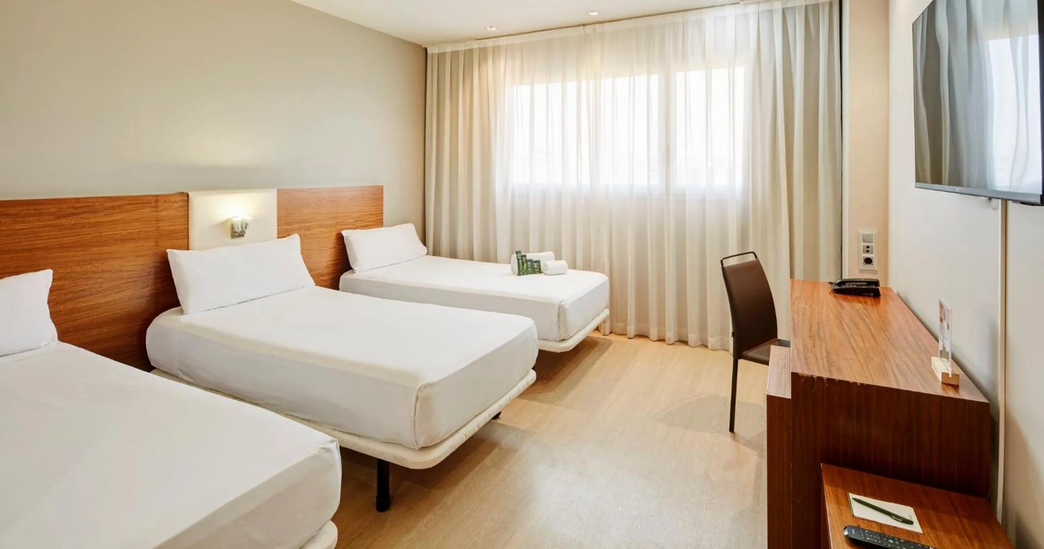 Photo of the whole room, Bed in Sercotel Ciutat de Montcada