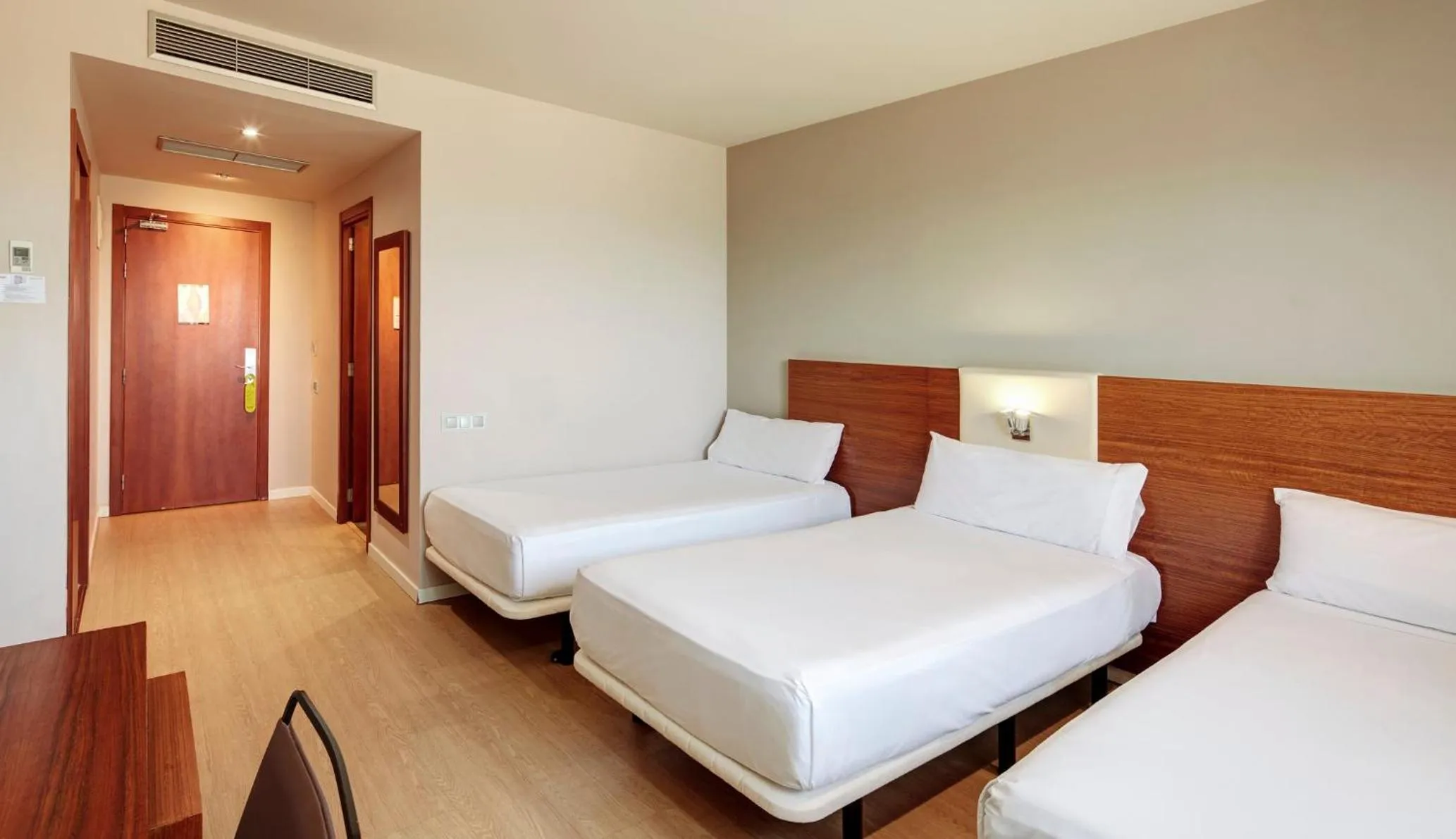 Photo of the whole room, Bed in Sercotel Ciutat de Montcada