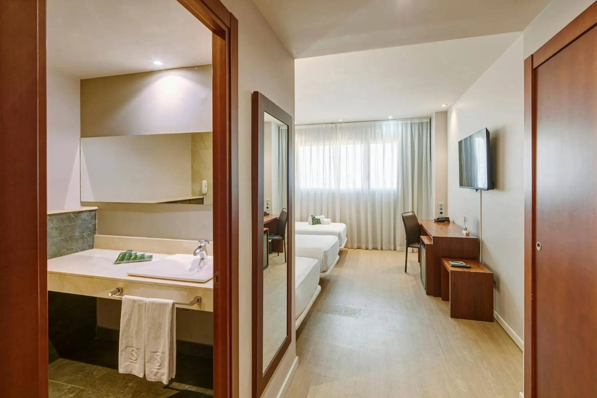 Photo of the whole room, Bed in Sercotel Ciutat de Montcada