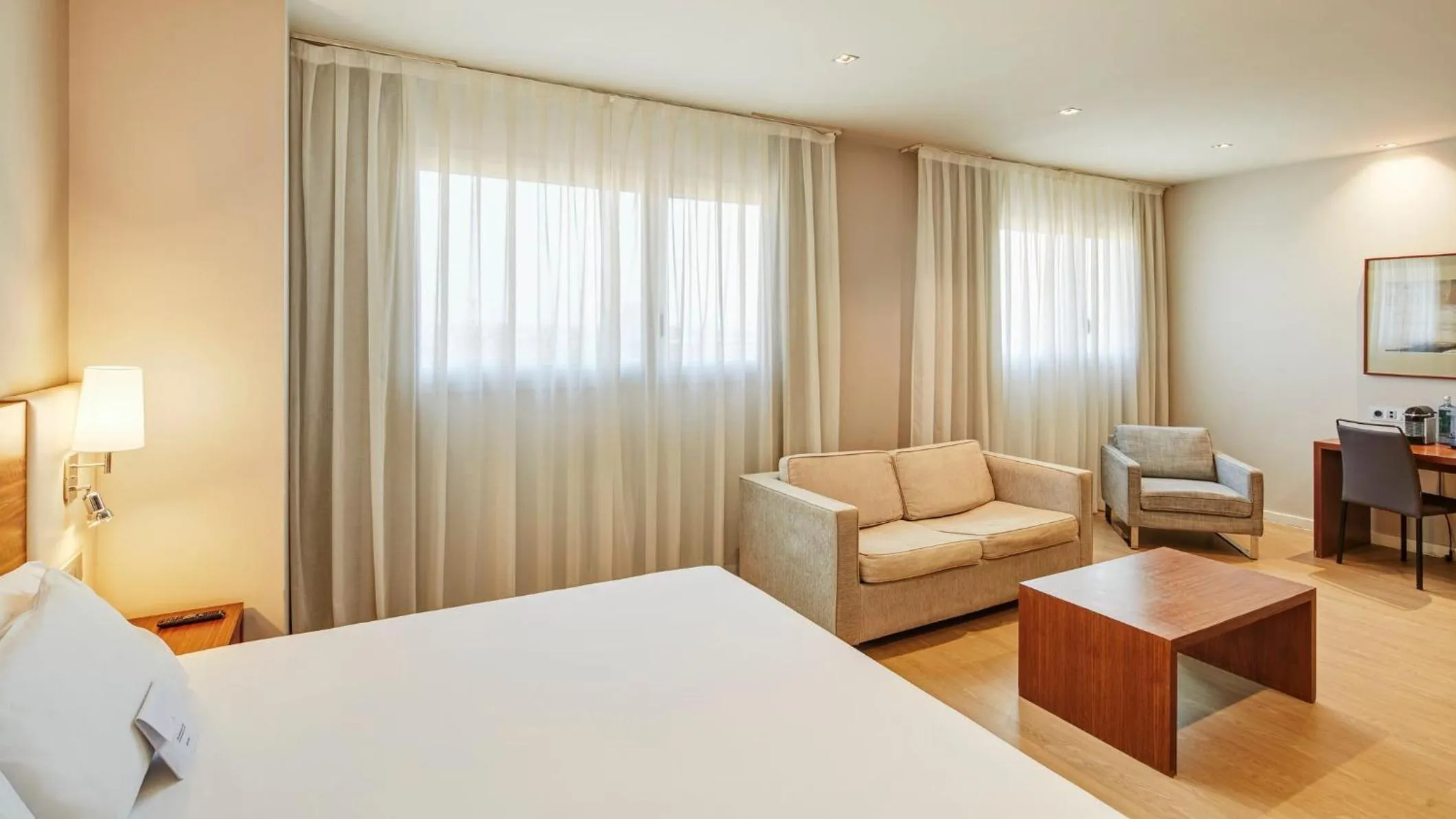 Photo of the whole room, Bed in Sercotel Ciutat de Montcada