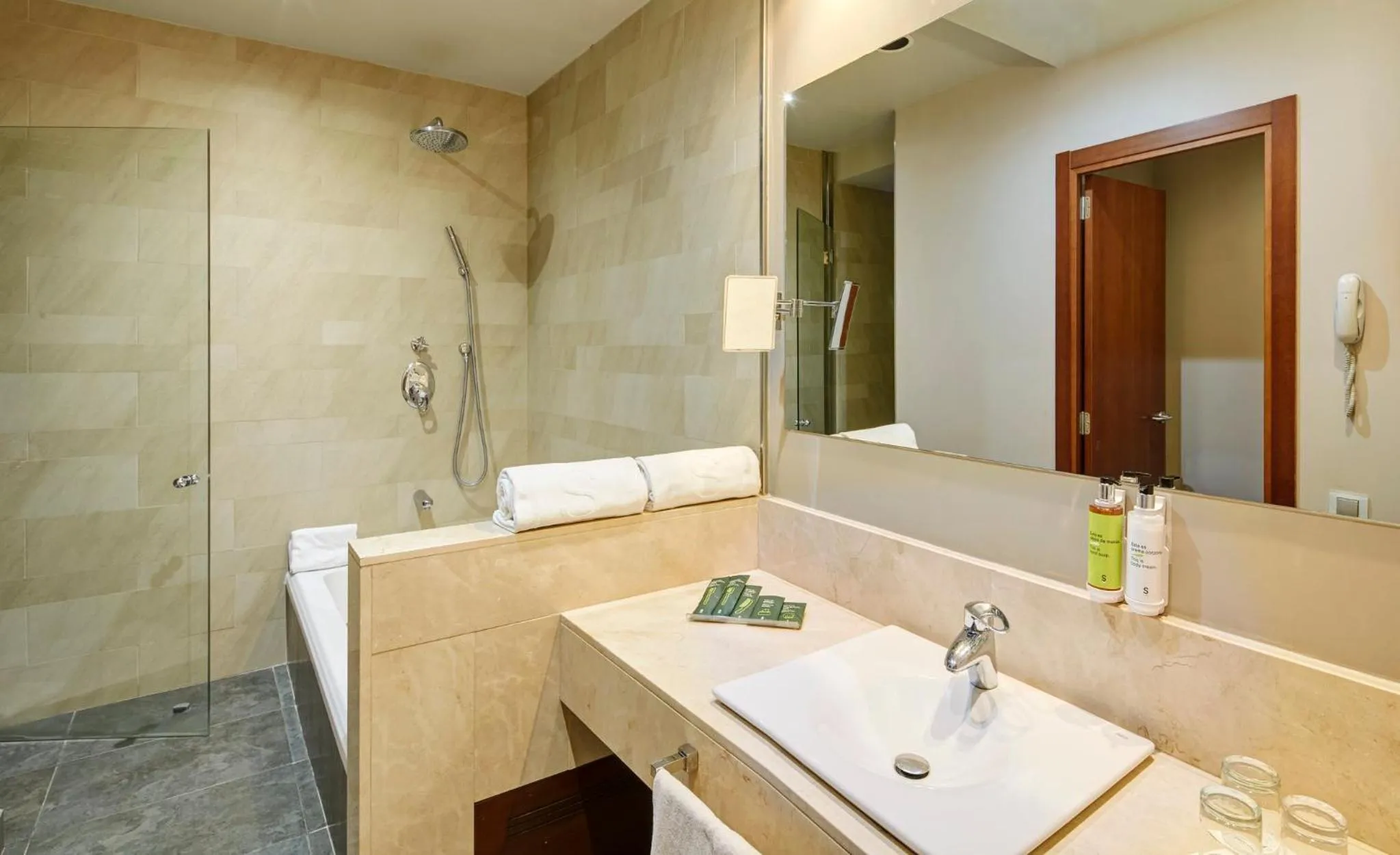 Photo of the whole room in Sercotel Ciutat de Montcada