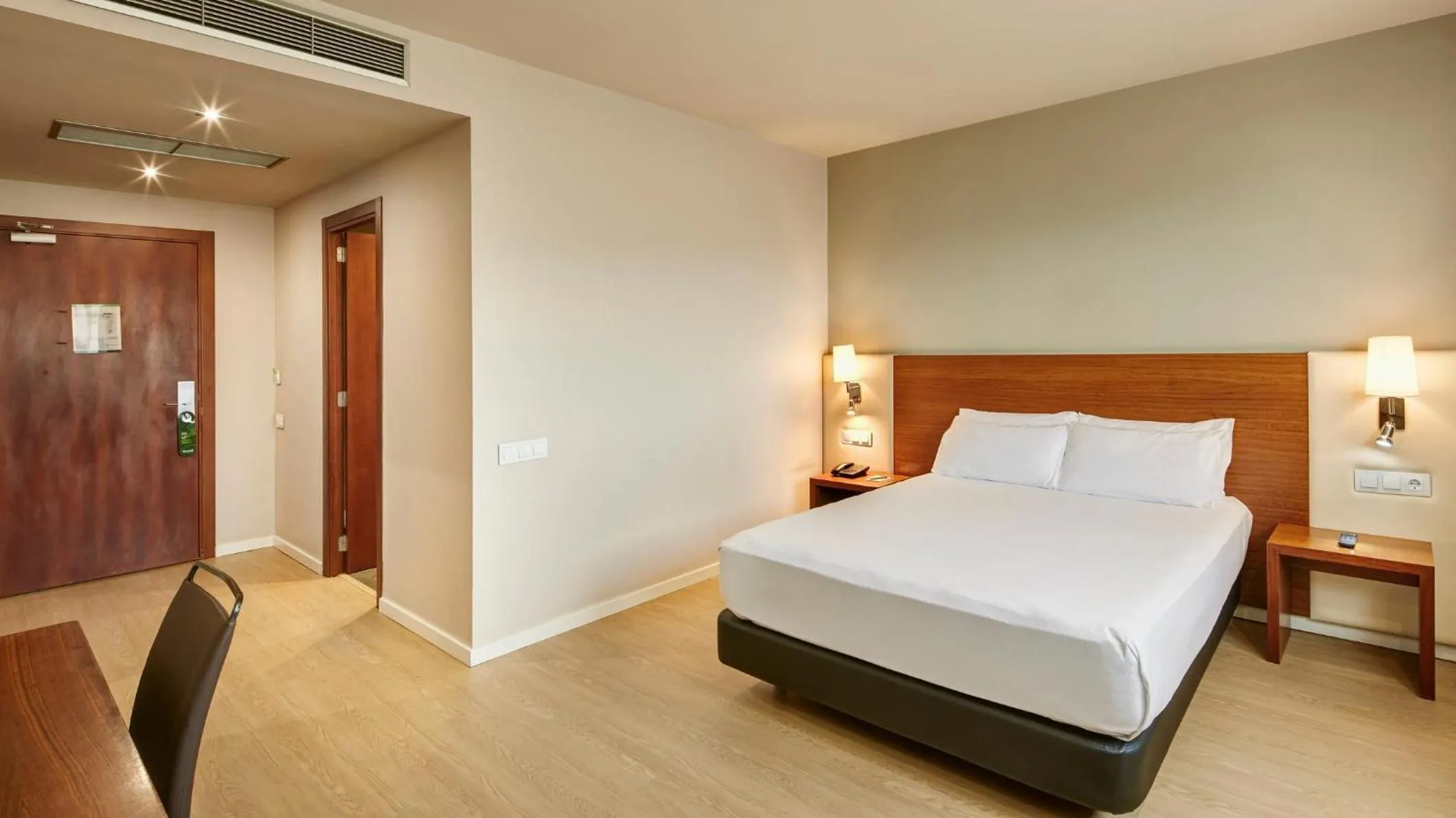 Photo of the whole room, Bed in Sercotel Ciutat de Montcada