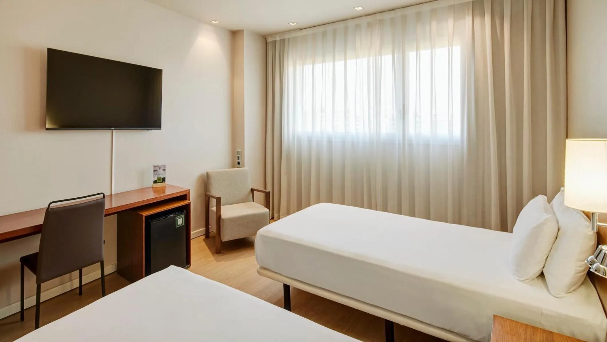 Photo of the whole room, Bed in Sercotel Ciutat de Montcada