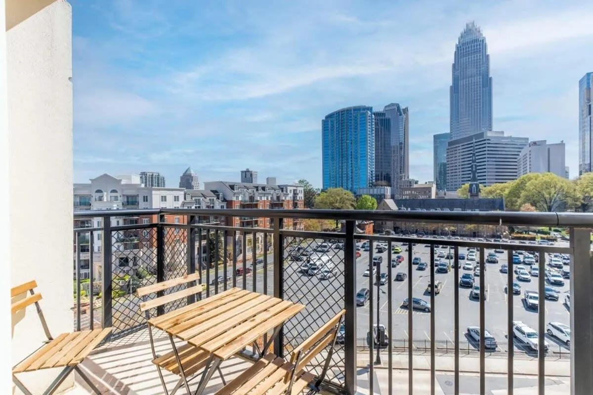 3BR Modern Downtown Apartment with Gym & Office