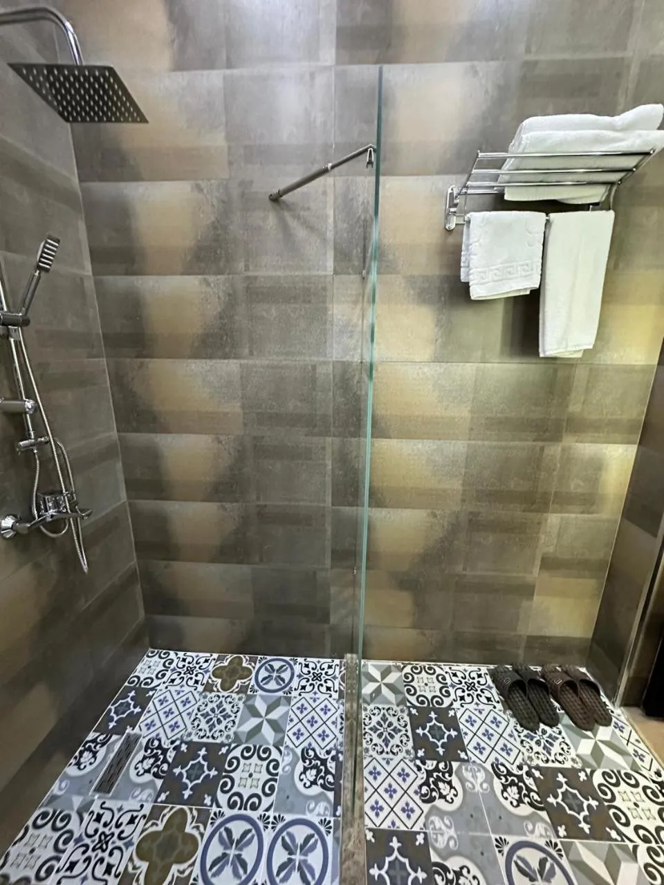 Shower in Sunrise Hotel Baku