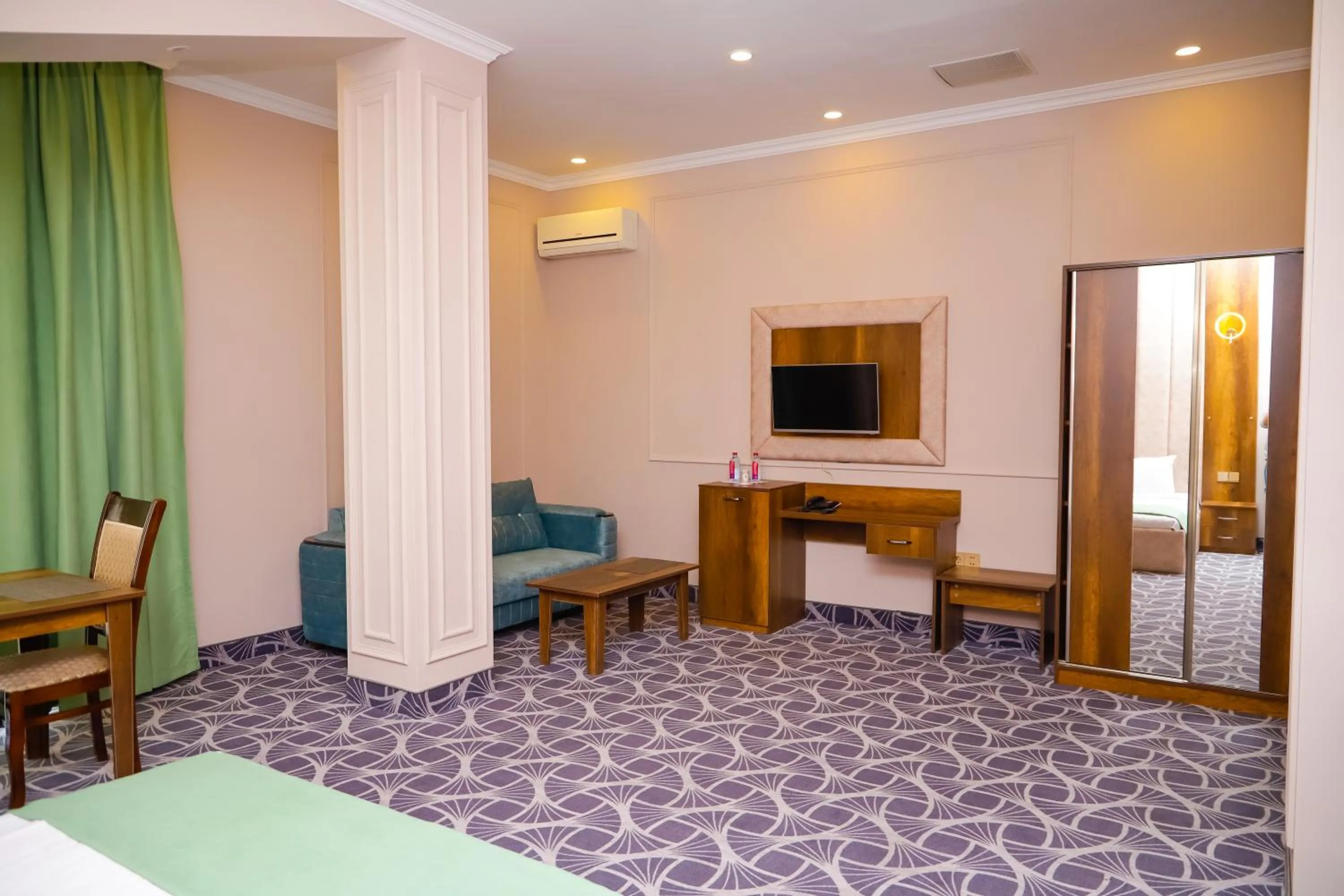 TV and multimedia, Bed in Sunrise Hotel Baku