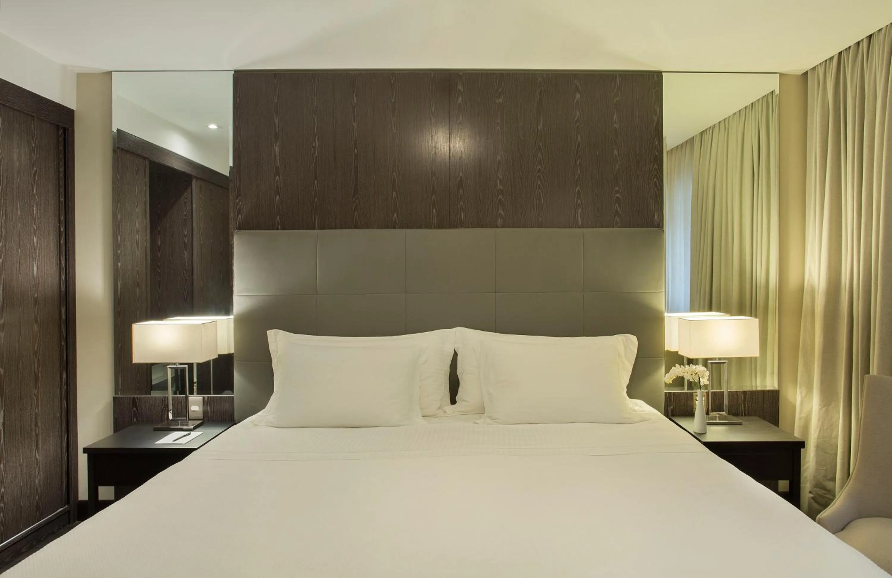 Photo of the whole room, Bed in Windsor California Copacabana