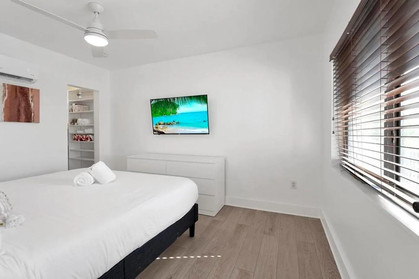 Bed in Waves On Walnut - Beach Access