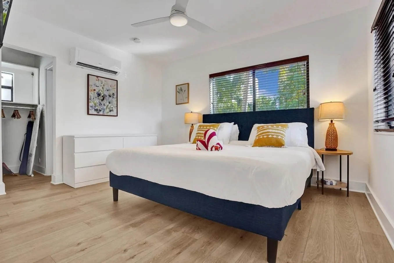 Bed in Waves On Walnut - Beach Access