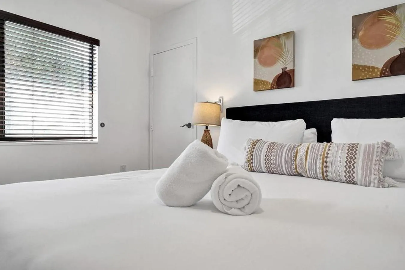 Bed in Waves On Walnut - Beach Access