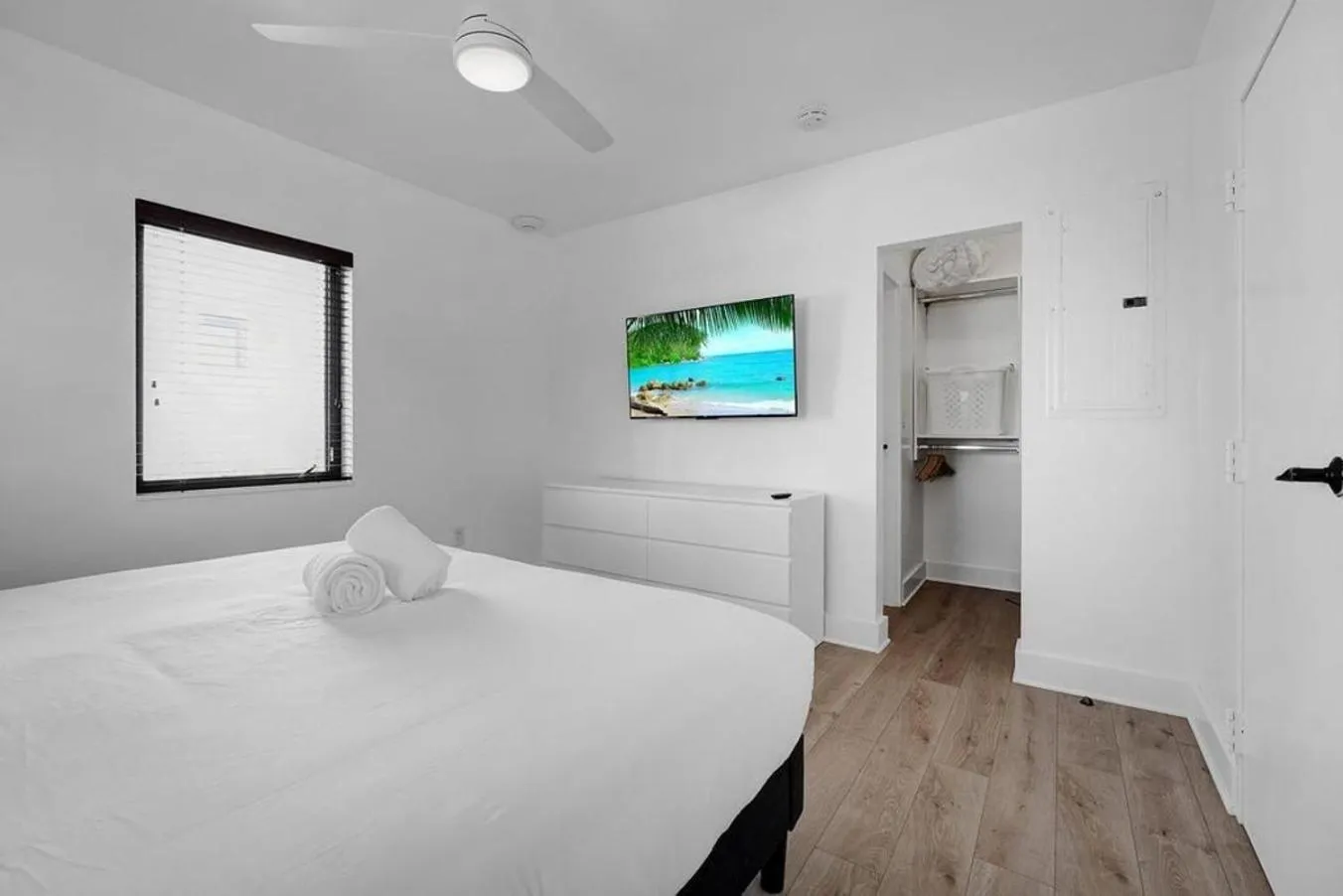 Bed in Waves On Walnut - Beach Access