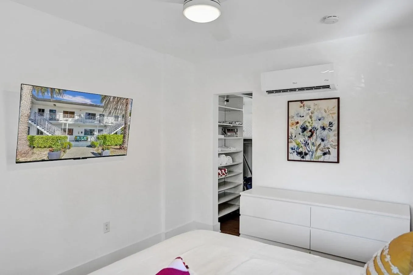 Bed in Waves On Walnut - Beach Access