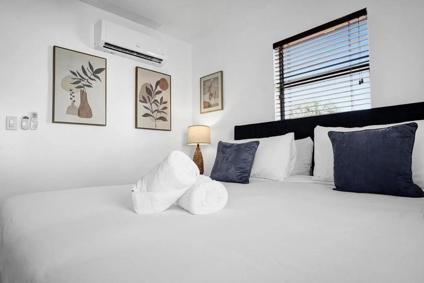 Bed in Waves On Walnut - Beach Access