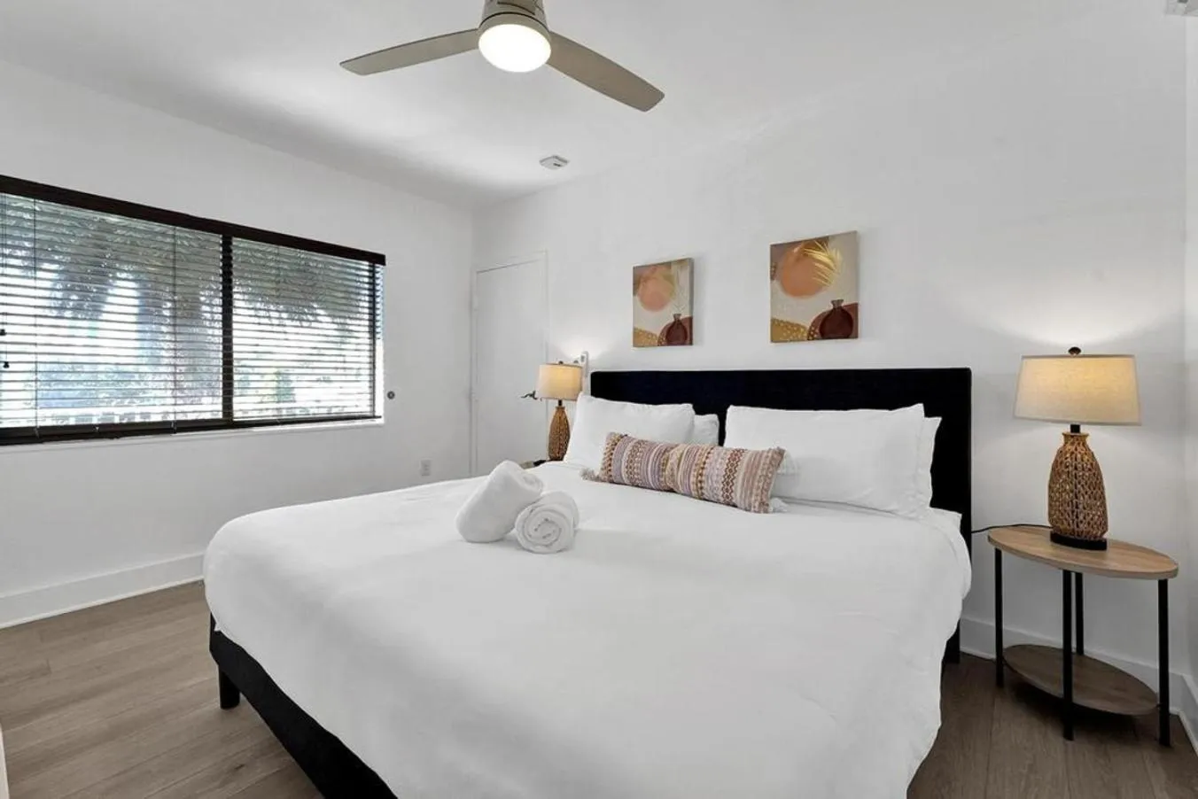 Bed in Waves On Walnut - Beach Access