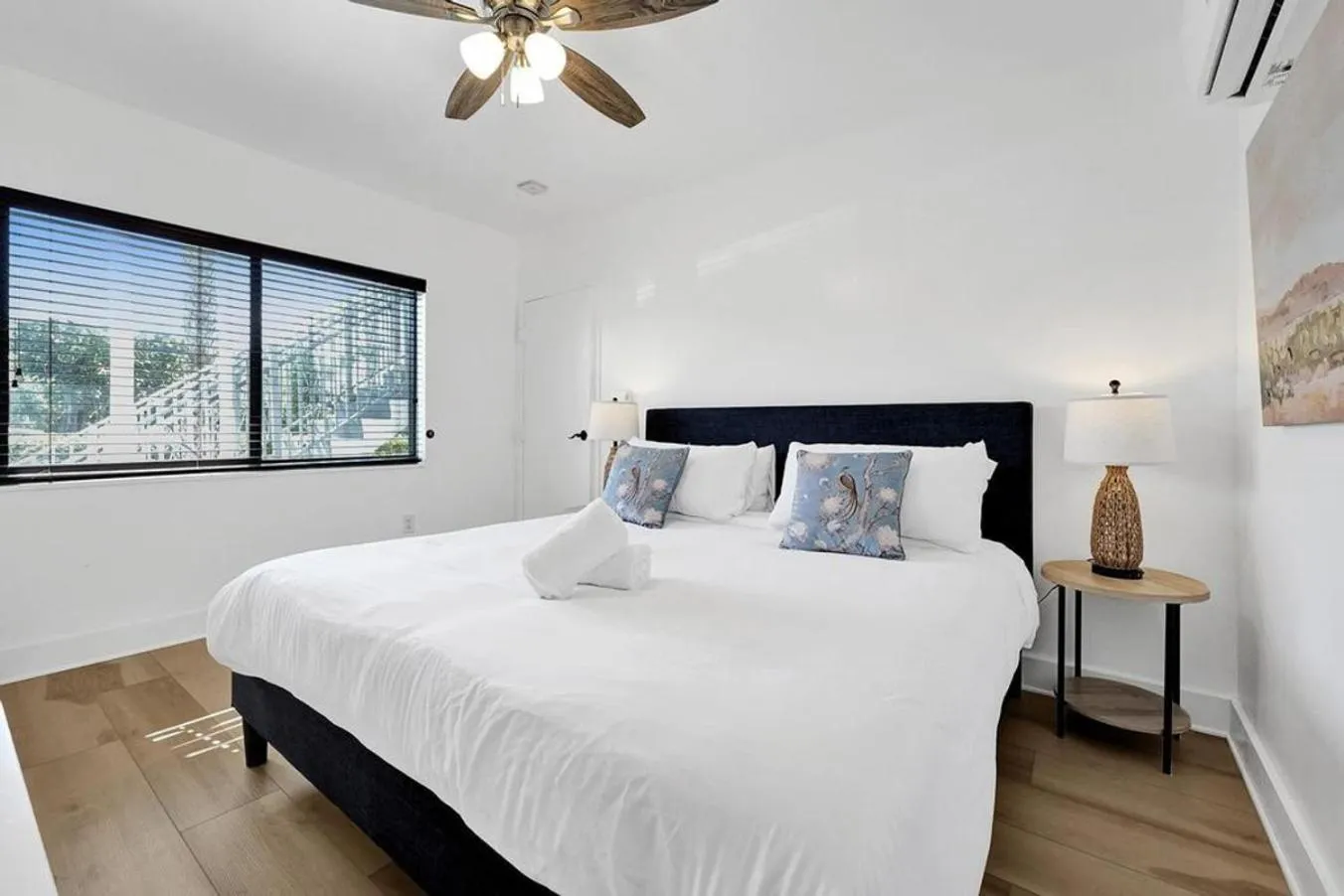 Bed in Waves On Walnut - Beach Access