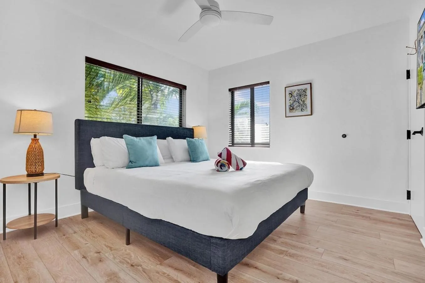 Bed in Waves On Walnut - Beach Access