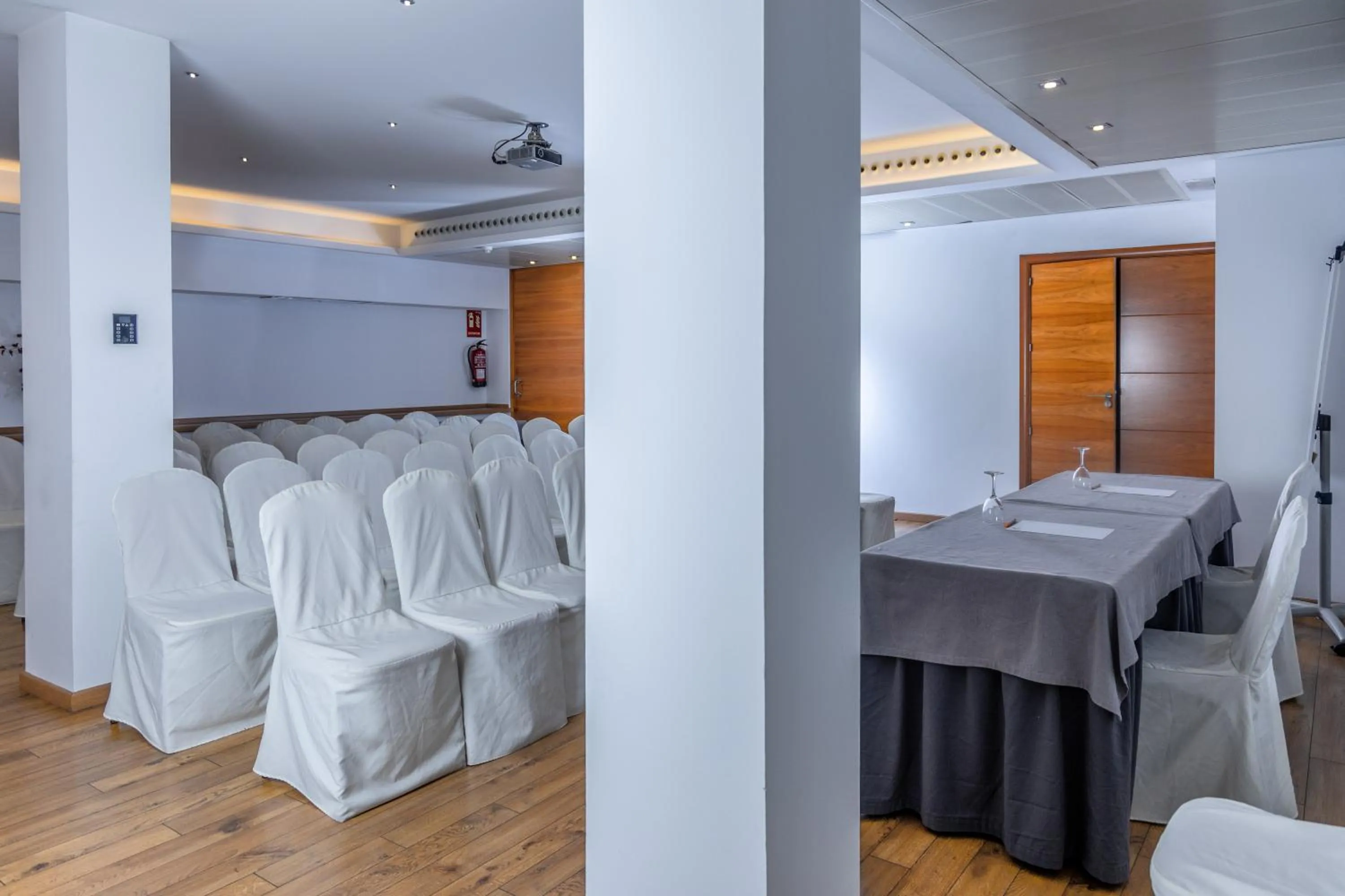 Meeting/conference room, Bed in Hotel Serrano