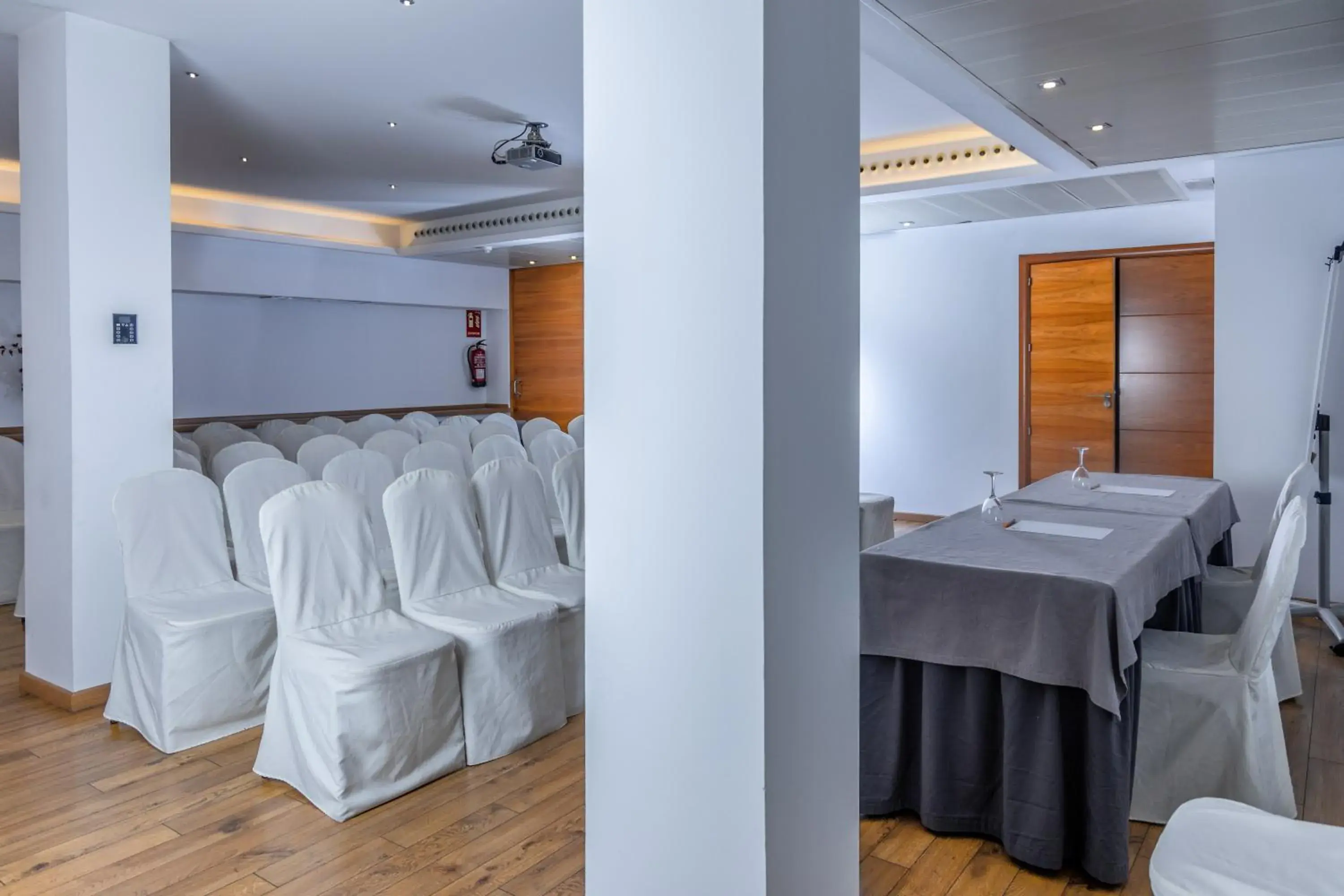 Meeting/conference room, Bed in Hotel Serrano Meeting/conference room, Bed in Hotel Serrano