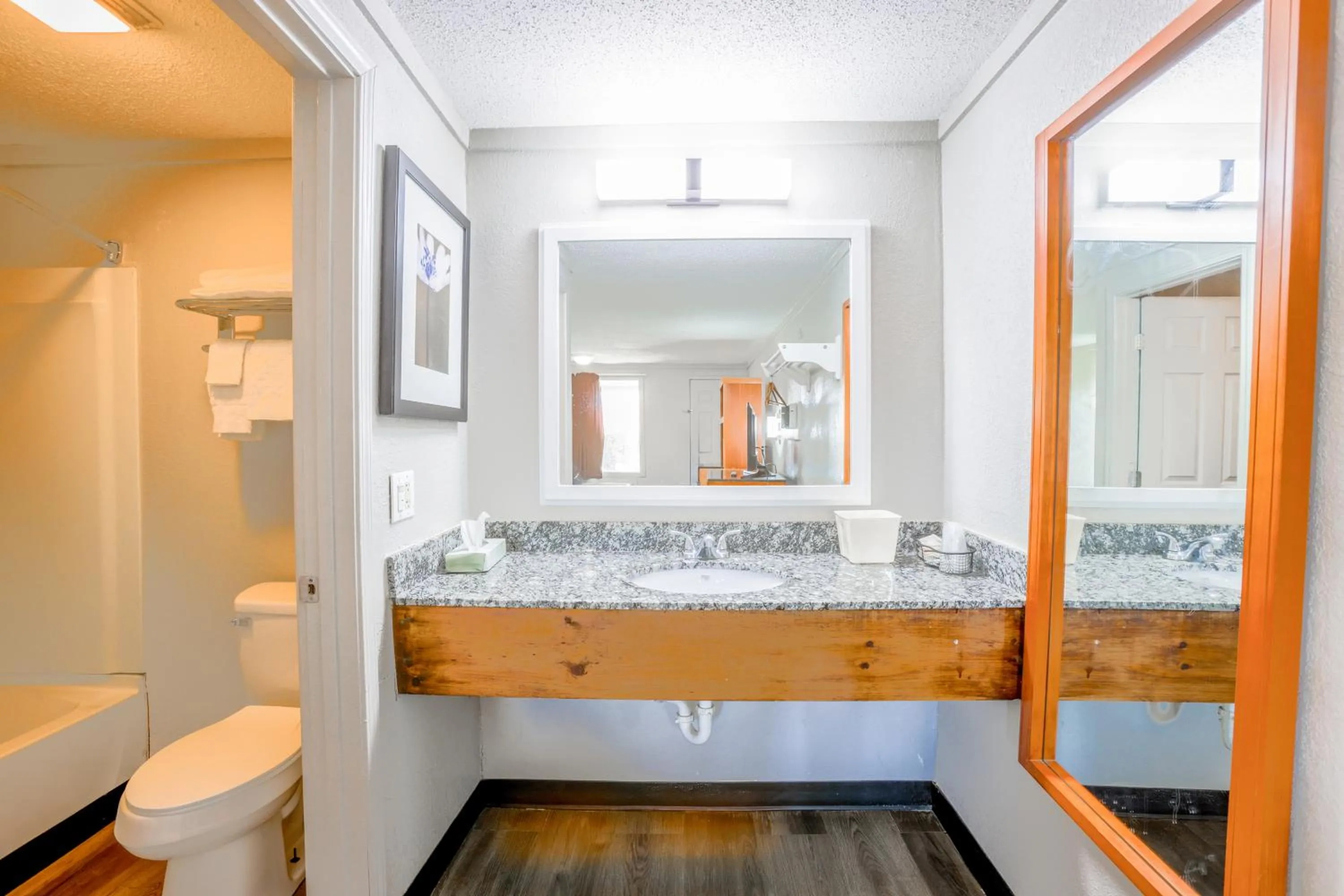 Bathroom in Cozy Garden Inn By OYO Hwy 40 Richmond