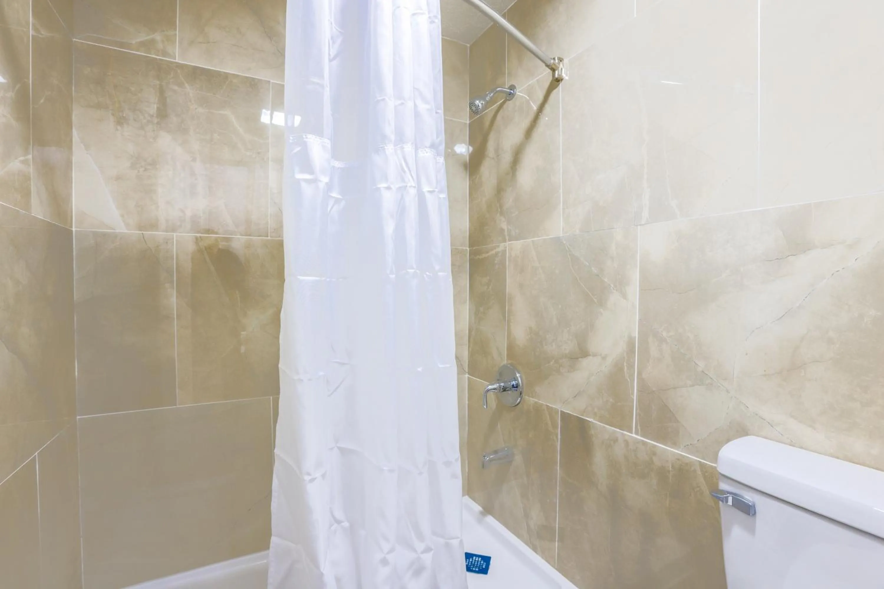 Bathroom in Cozy Garden Inn By OYO Hwy 40 Richmond