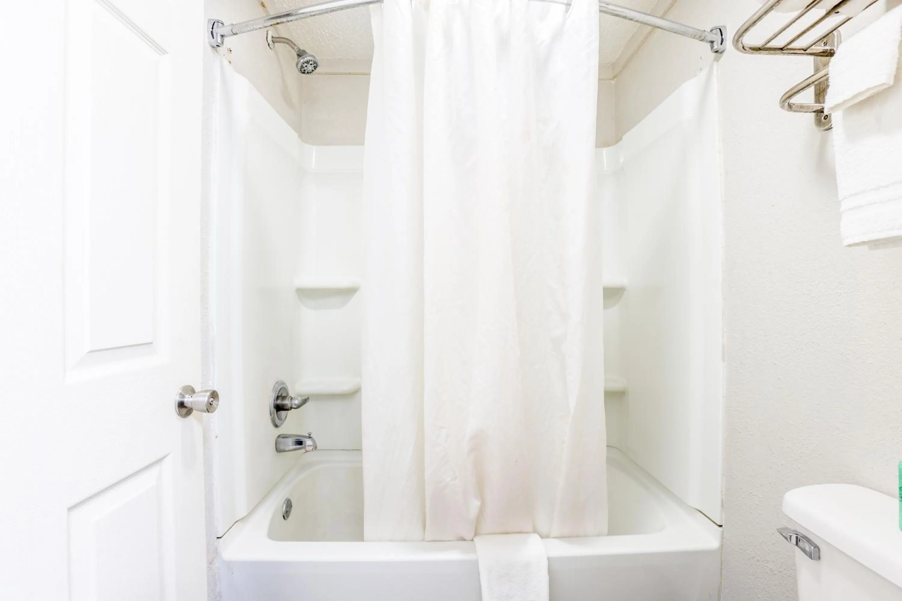 Bathroom in Cozy Garden Inn By OYO Hwy 40 Richmond