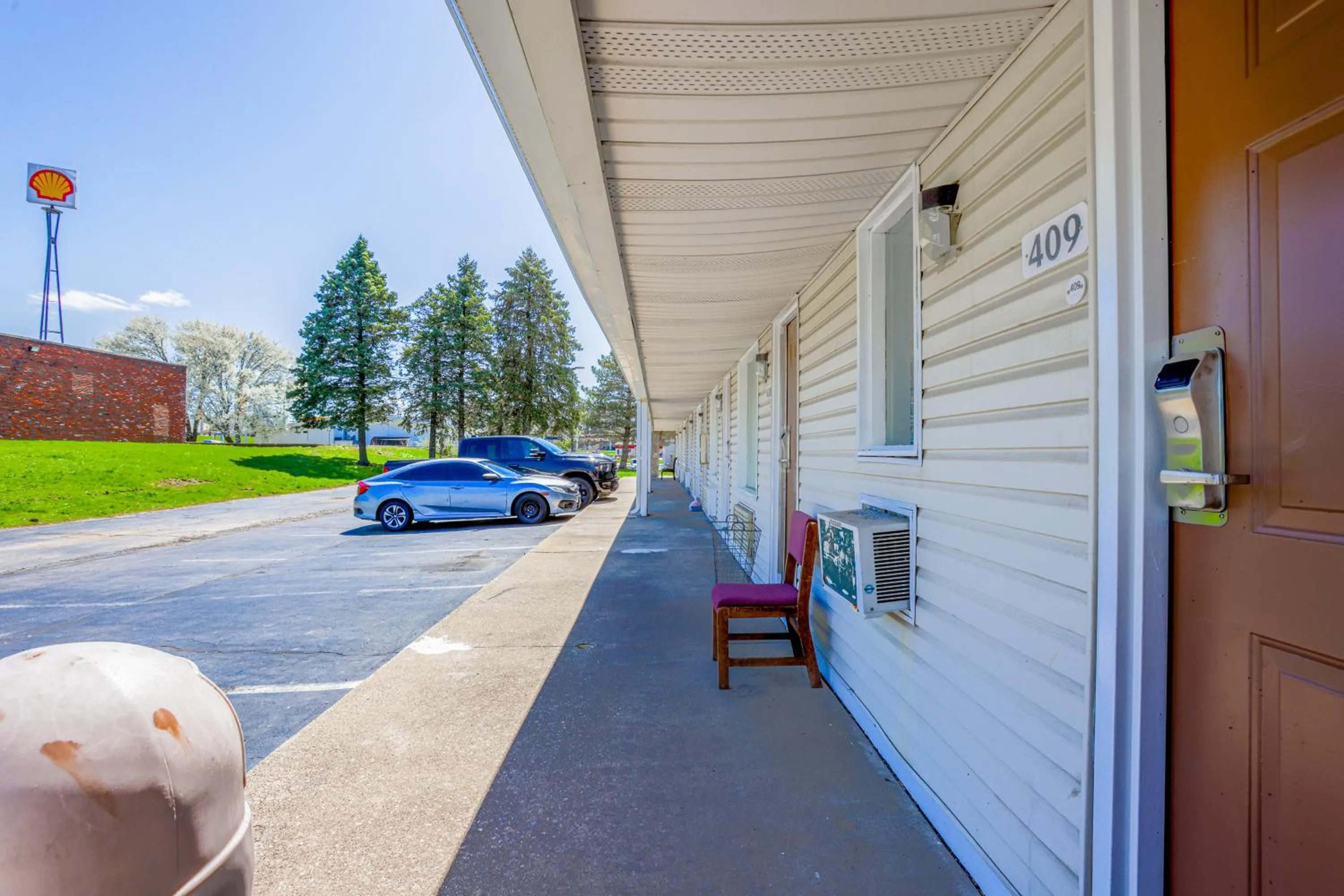 Property building in Cozy Garden Inn By OYO Hwy 40 Richmond