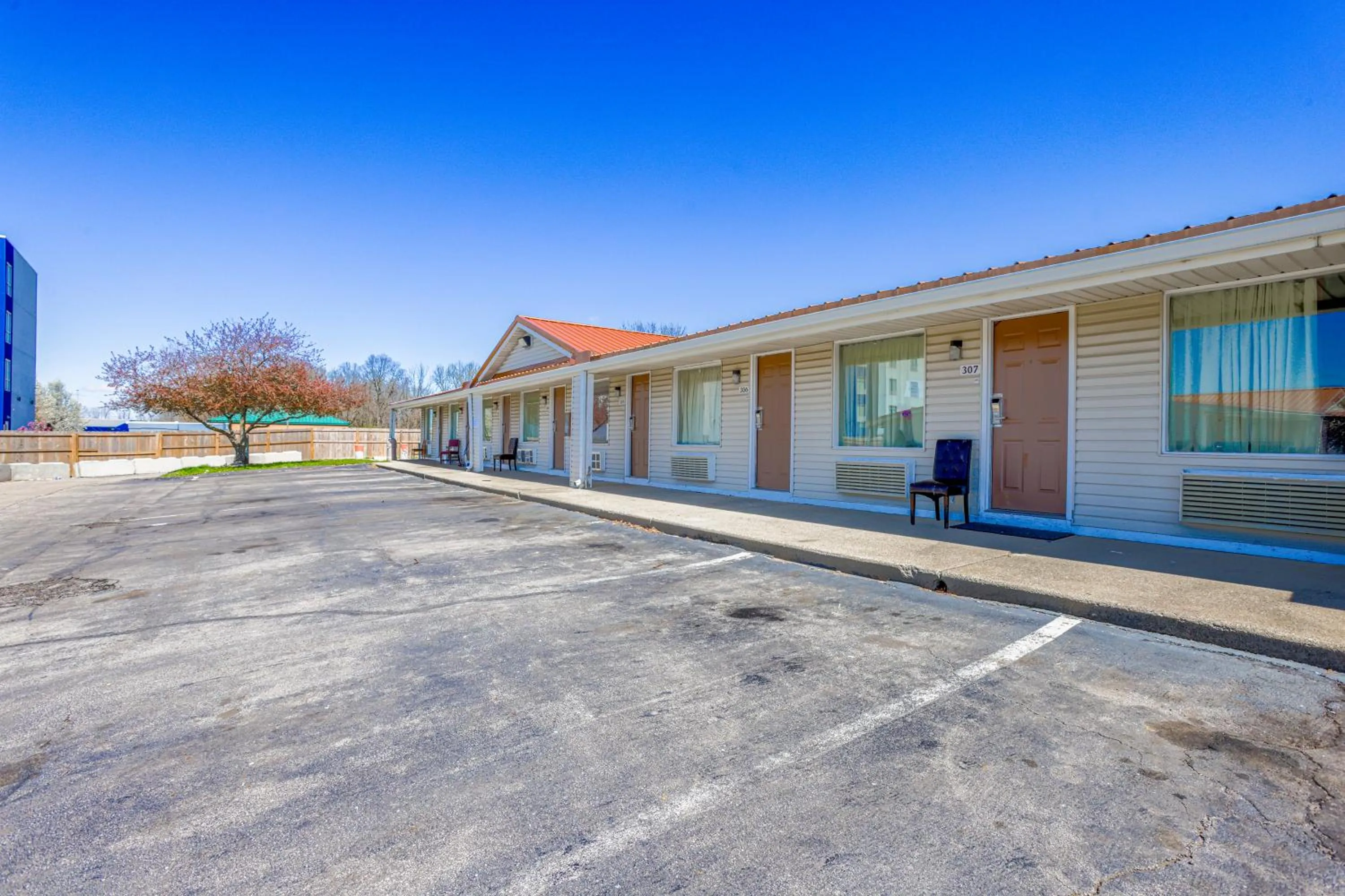 Property building in Cozy Garden Inn By OYO Hwy 40 Richmond