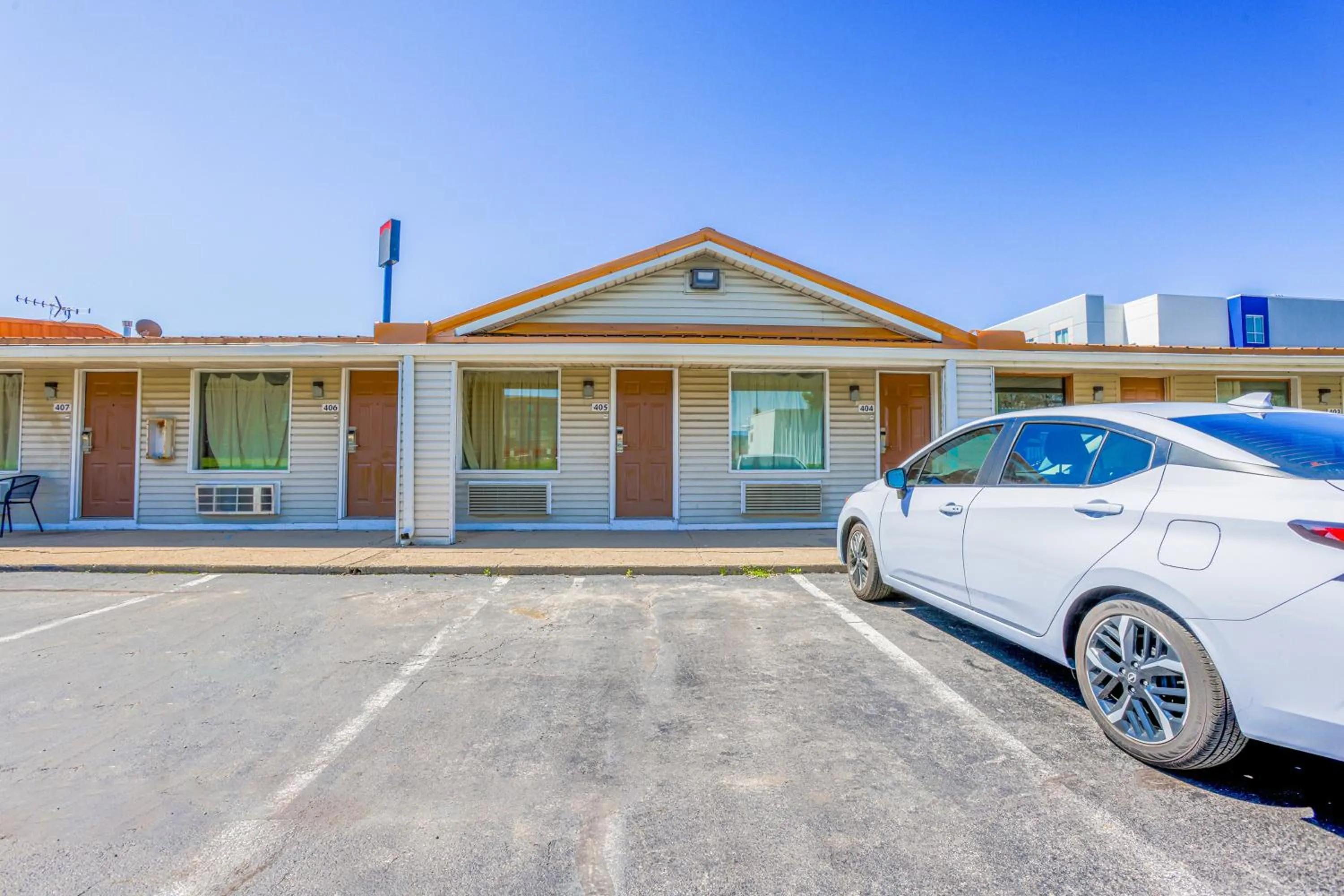 Property building in Cozy Garden Inn By OYO Hwy 40 Richmond