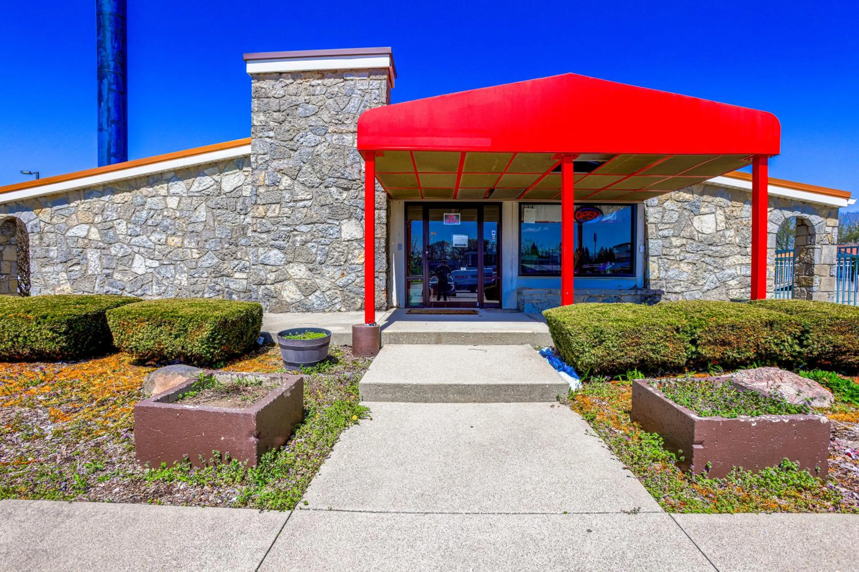 Property building in Cozy Garden Inn By OYO Hwy 40 Richmond