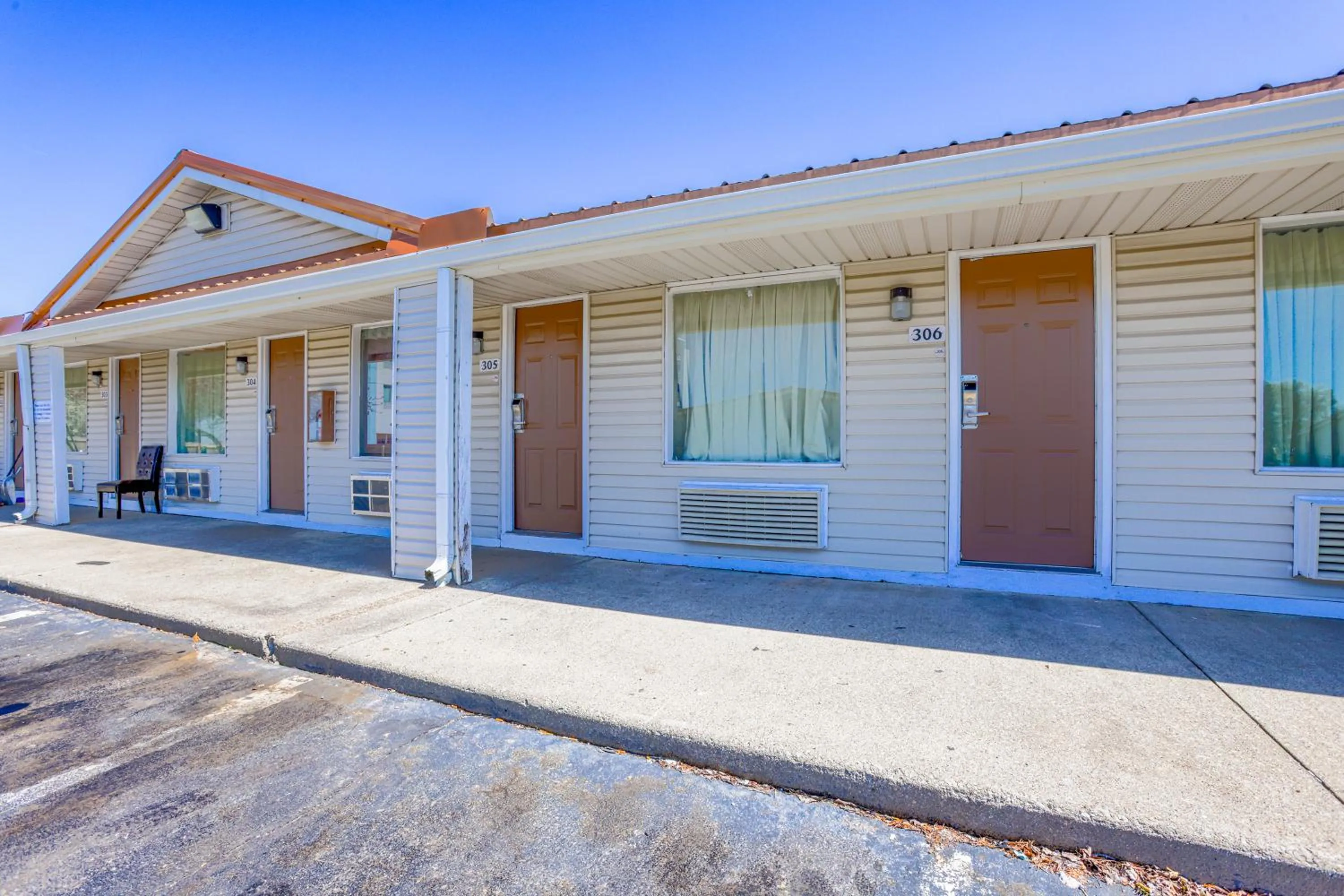 Property building in Cozy Garden Inn By OYO Hwy 40 Richmond