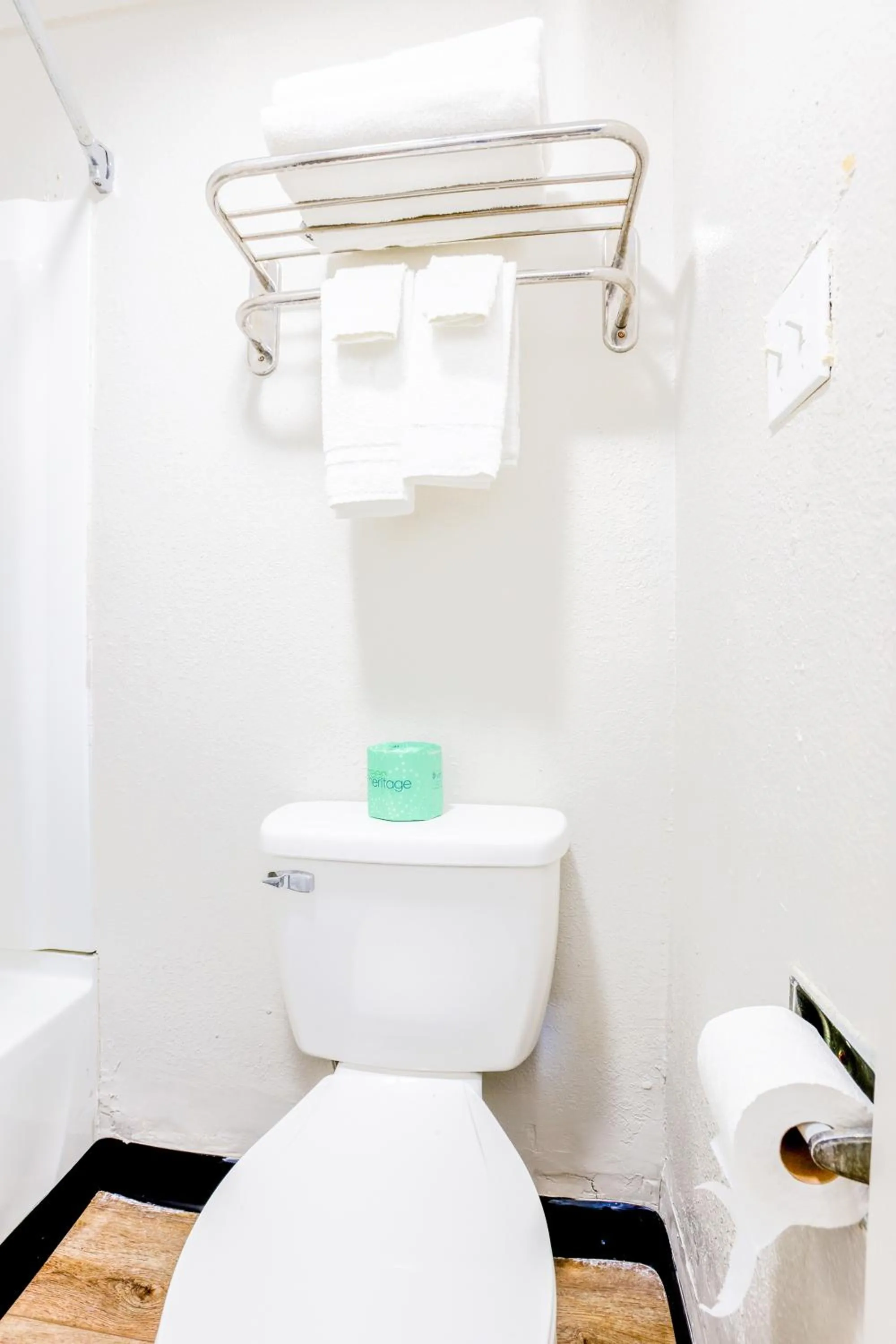 Bathroom in Cozy Garden Inn By OYO Hwy 40 Richmond