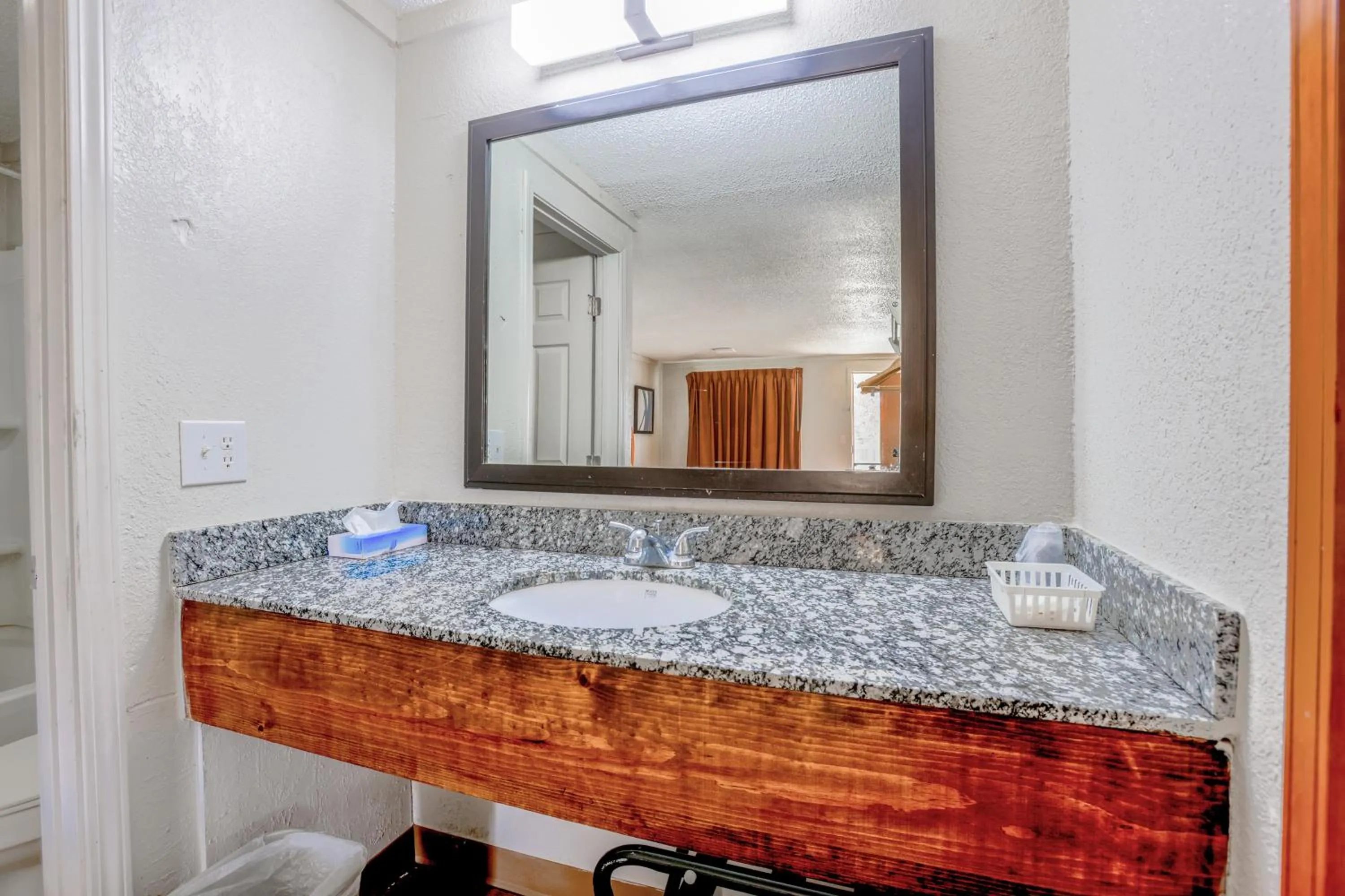 Bathroom in Cozy Garden Inn By OYO Hwy 40 Richmond