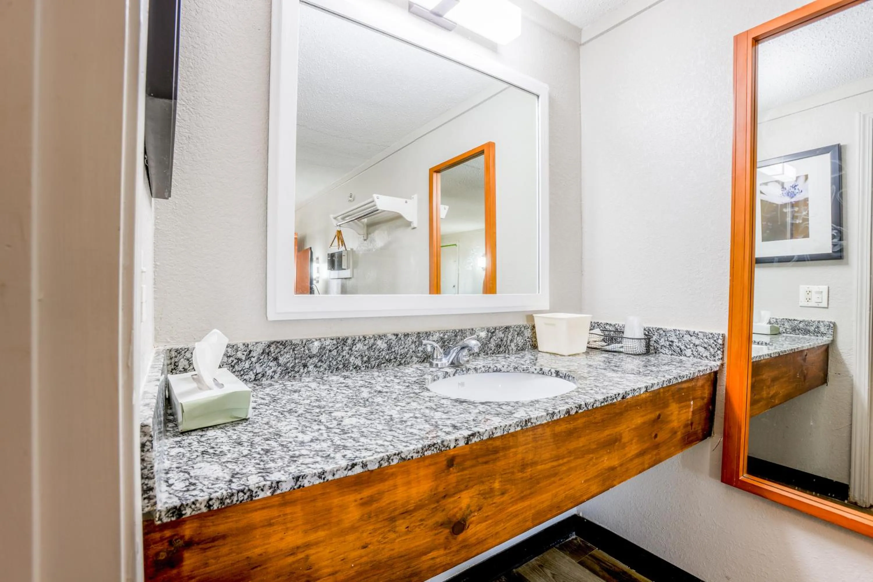 Bedroom, Bed in Cozy Garden Inn By OYO Hwy 40 Richmond