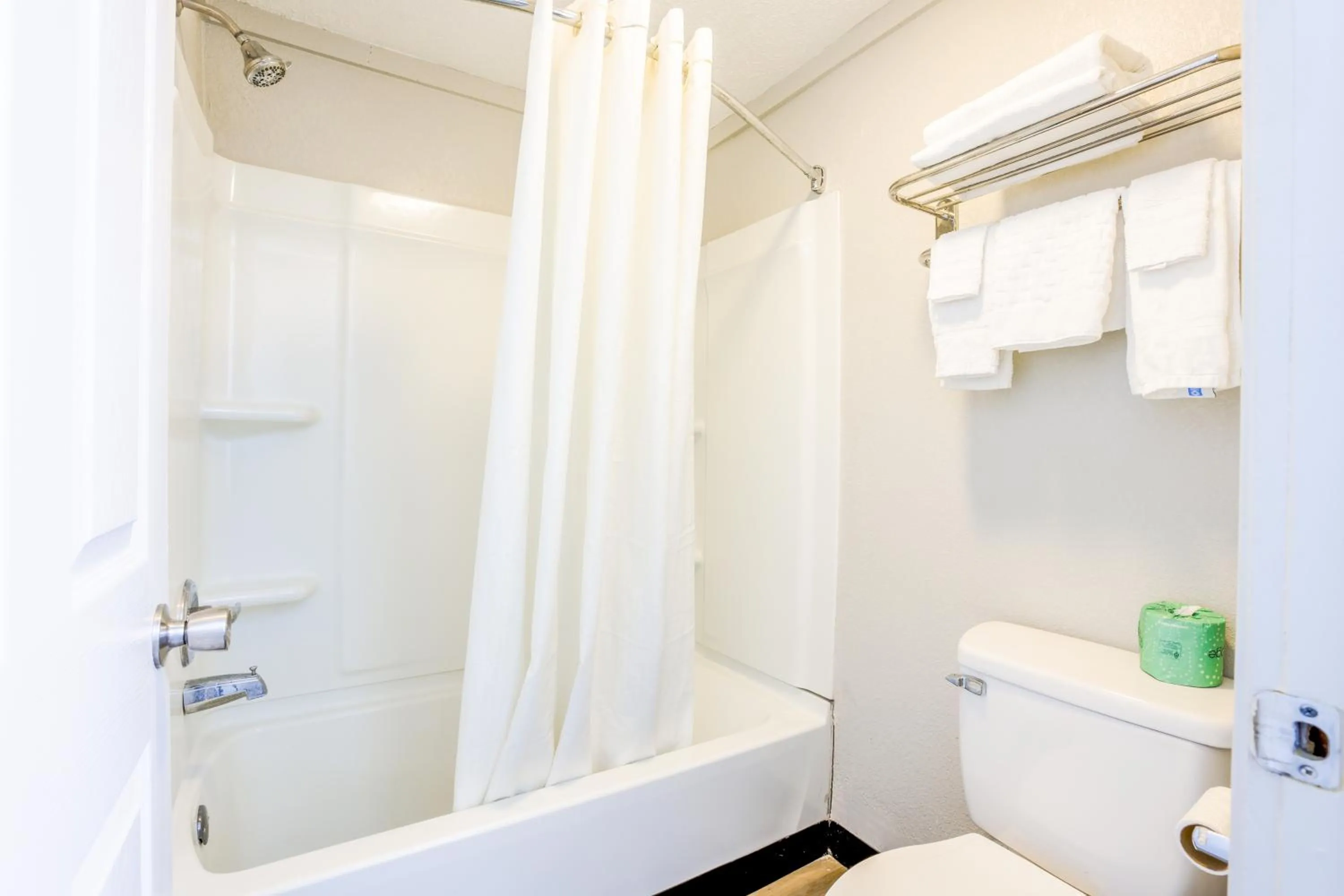 Bathroom in Cozy Garden Inn By OYO Hwy 40 Richmond