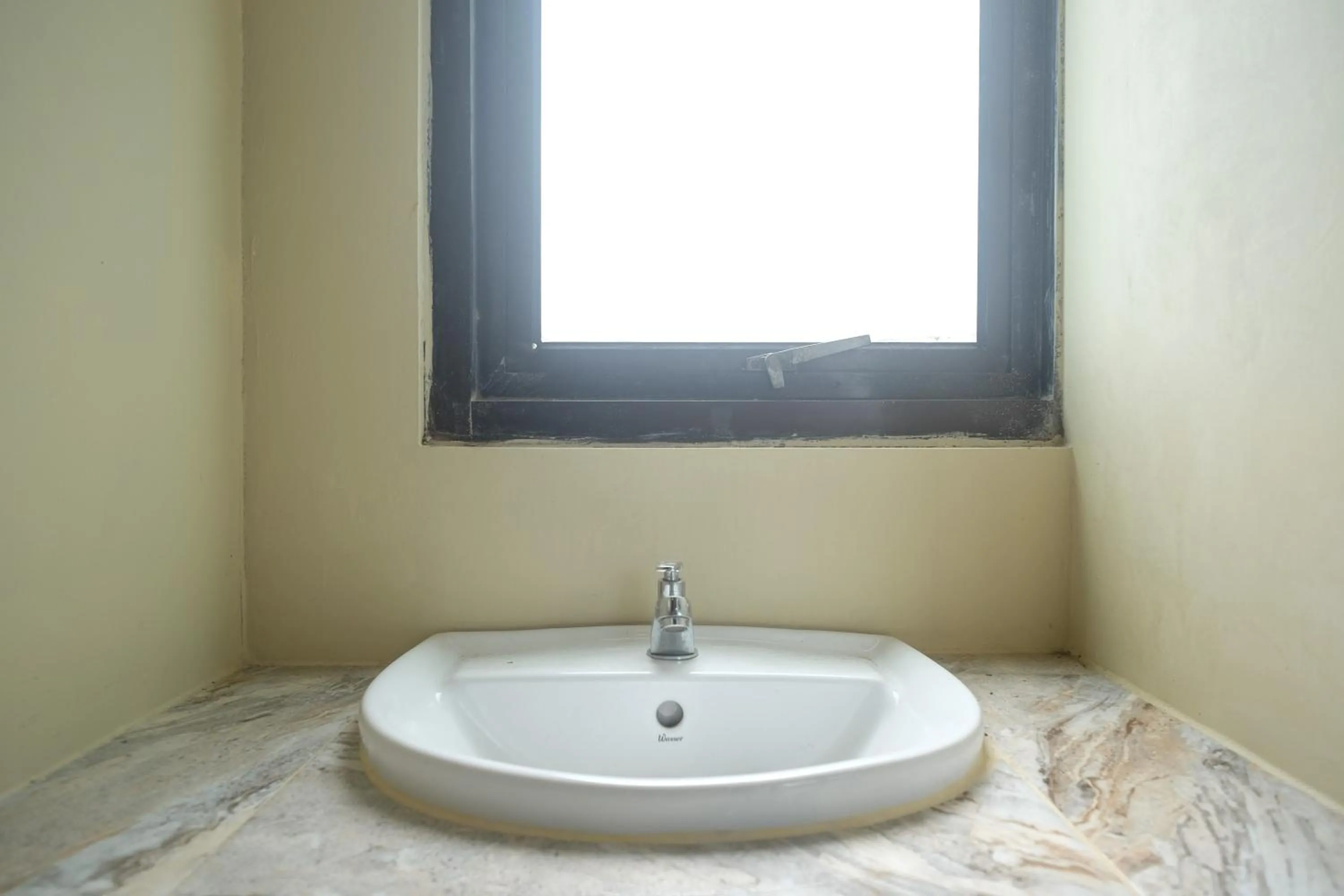 Bathroom in RedDoorz Syariah near Alun Alun Wonosobo 3