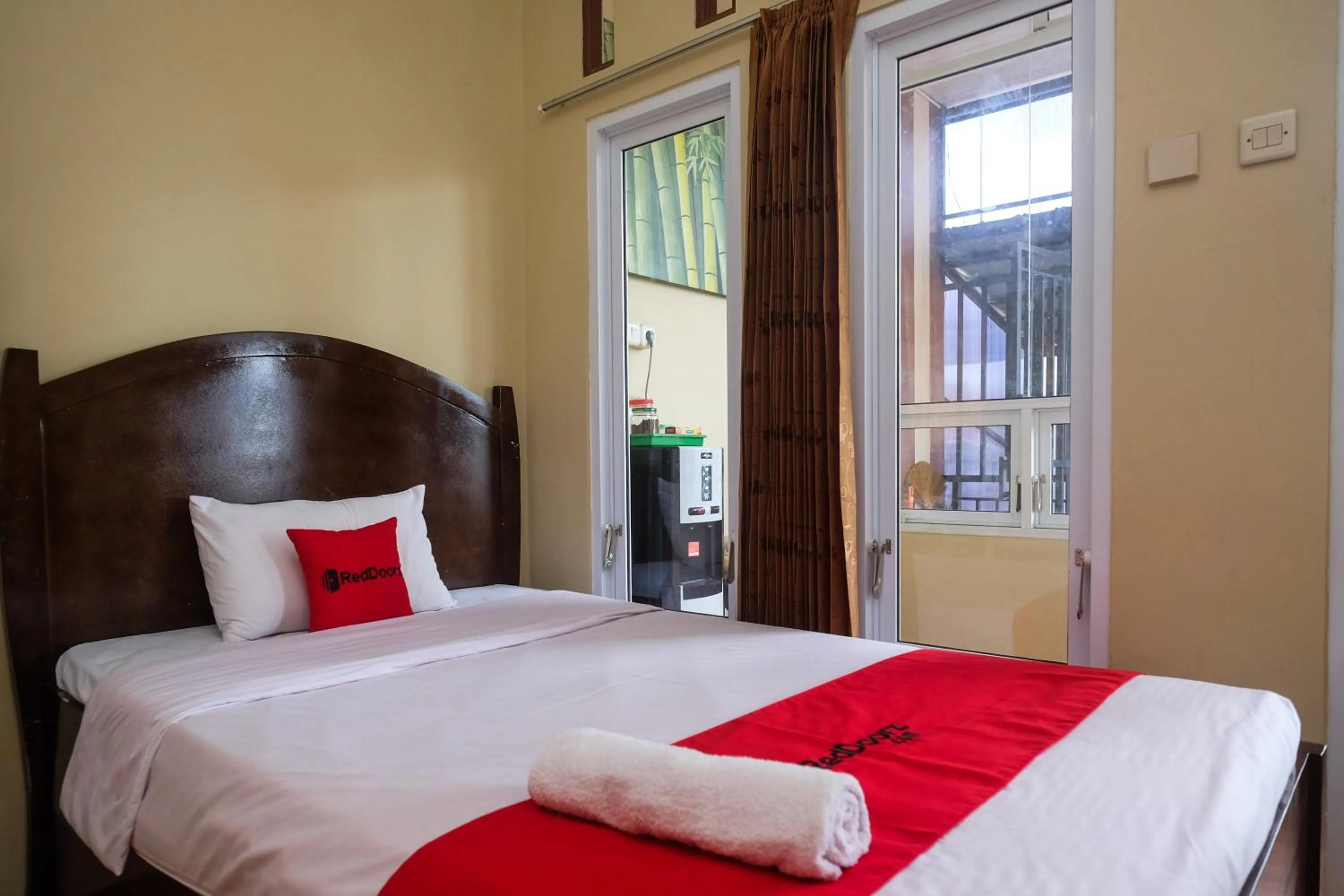 Bedroom, Bed in RedDoorz Syariah near Alun Alun Wonosobo 3