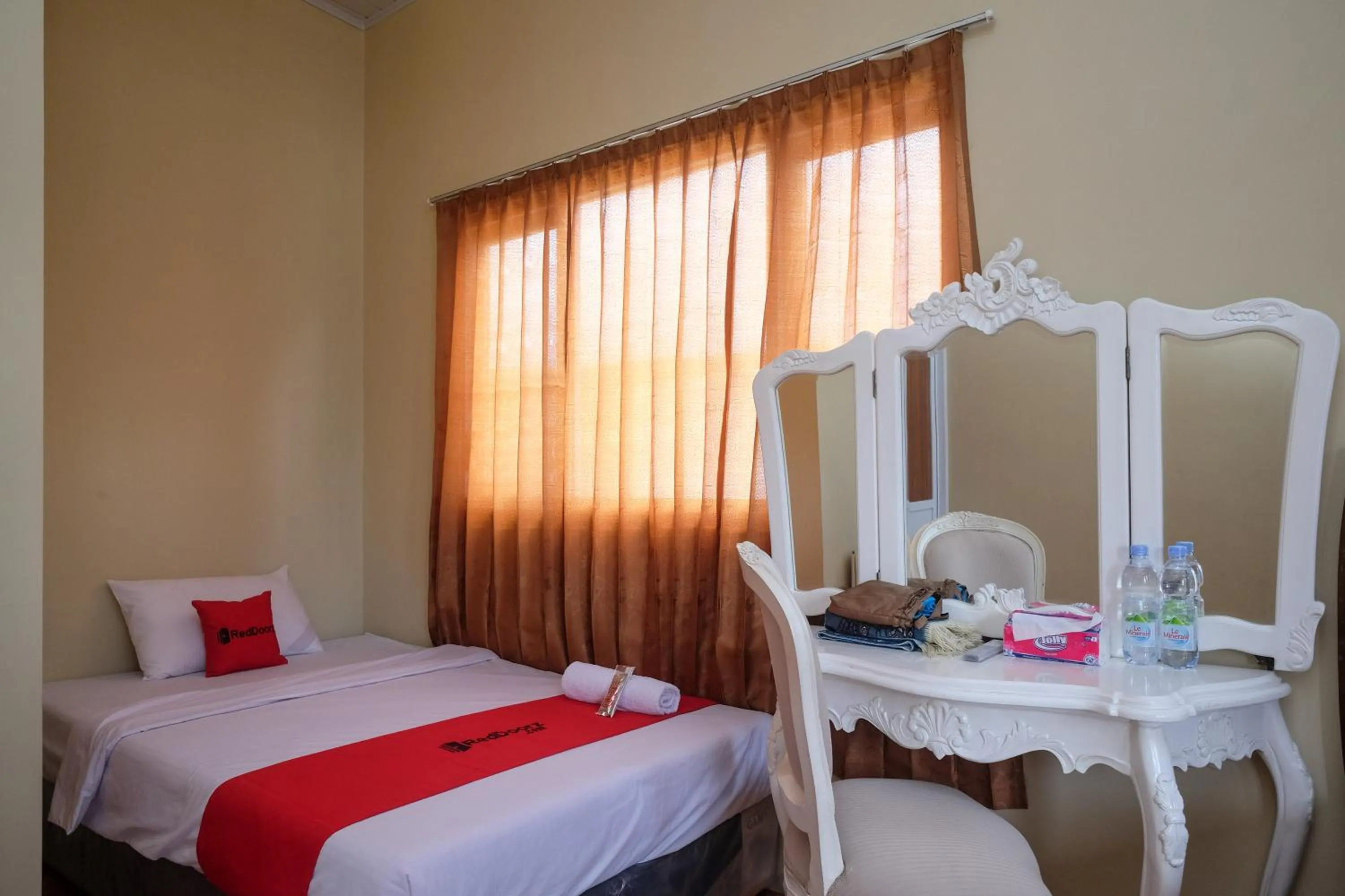 Bedroom, Bed in RedDoorz Syariah near Alun Alun Wonosobo 3