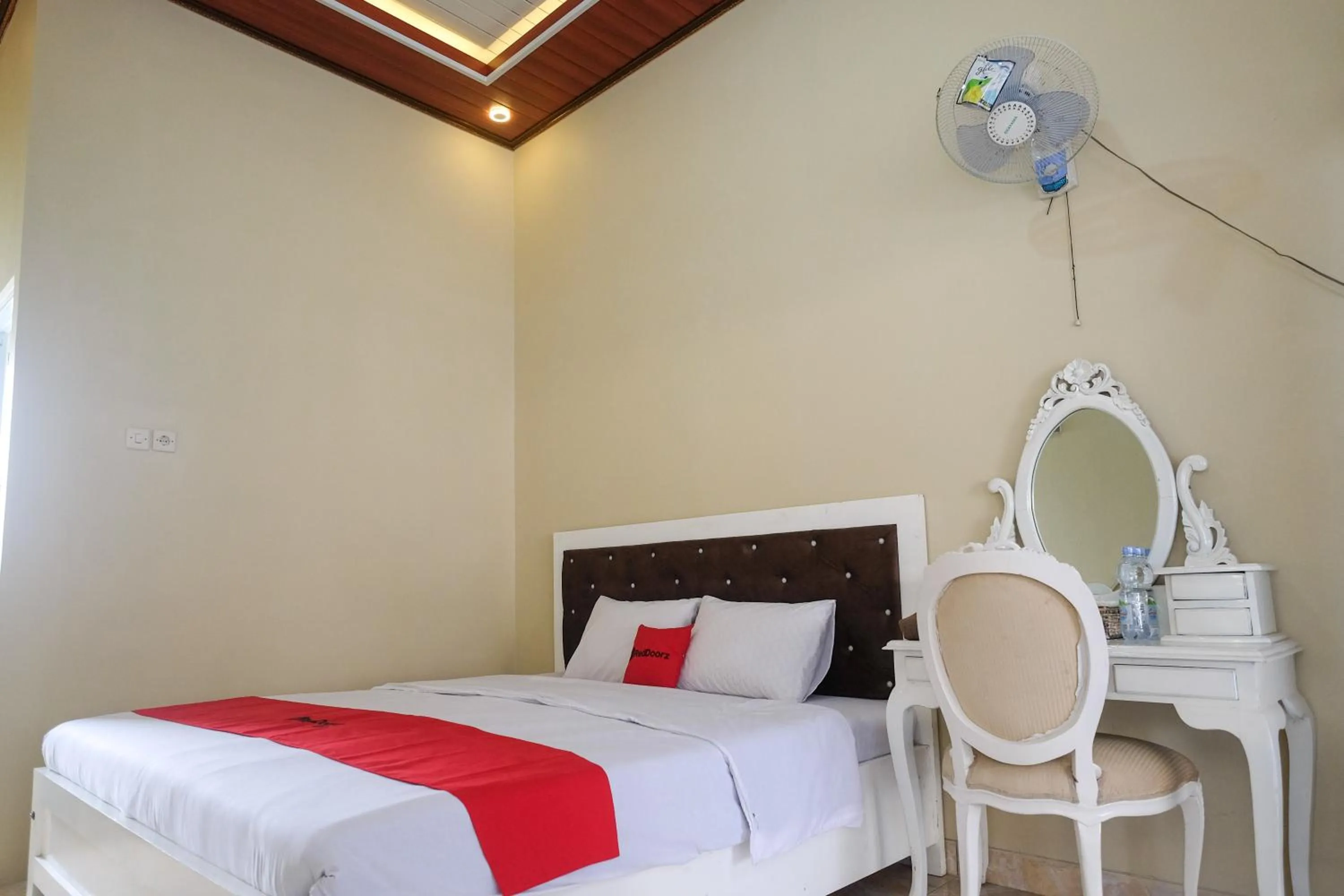 Bedroom, Bed in RedDoorz Syariah near Alun Alun Wonosobo 3