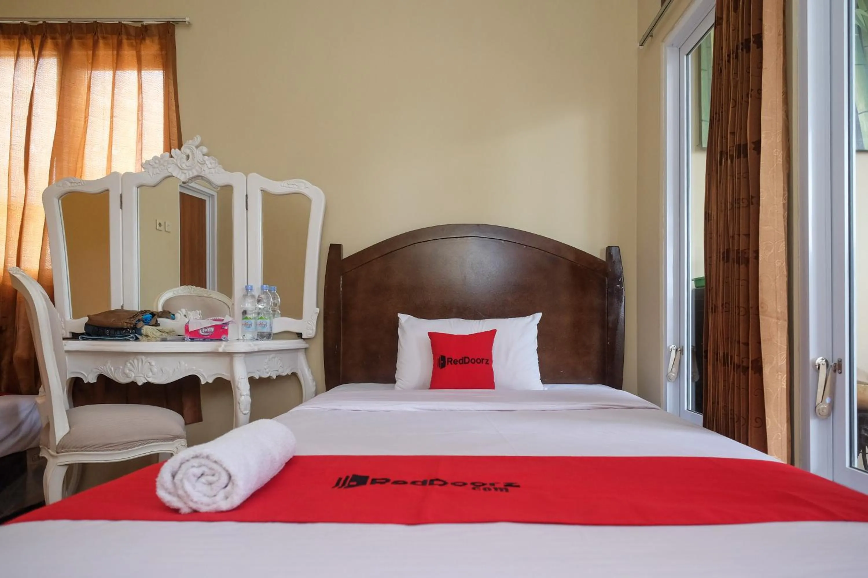 Bedroom, Bed in RedDoorz Syariah near Alun Alun Wonosobo 3