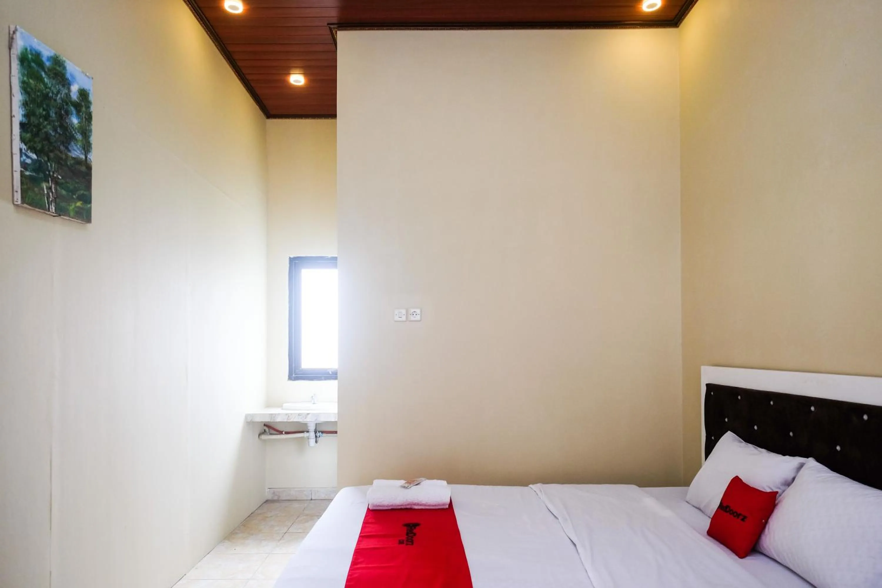 Bedroom, Bed in RedDoorz Syariah near Alun Alun Wonosobo 3