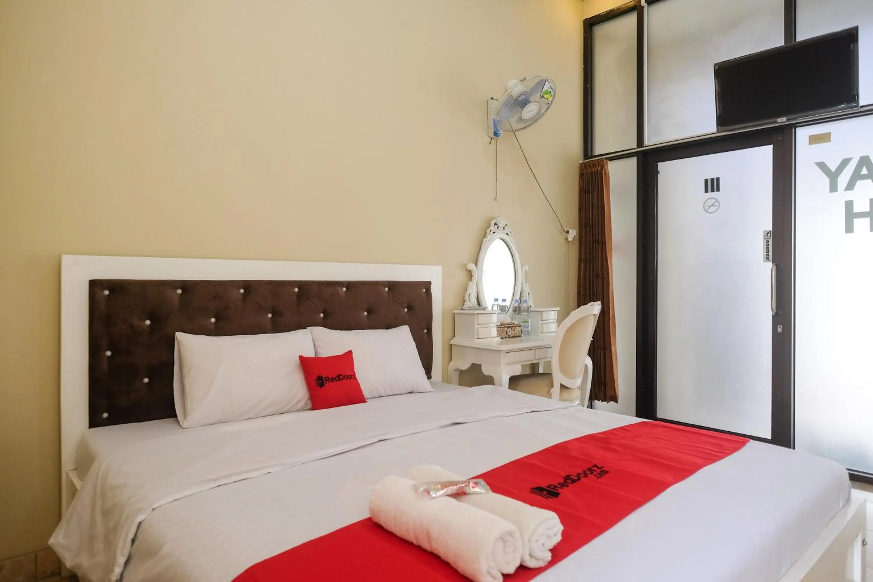 Bedroom, Bed in RedDoorz Syariah near Alun Alun Wonosobo 3