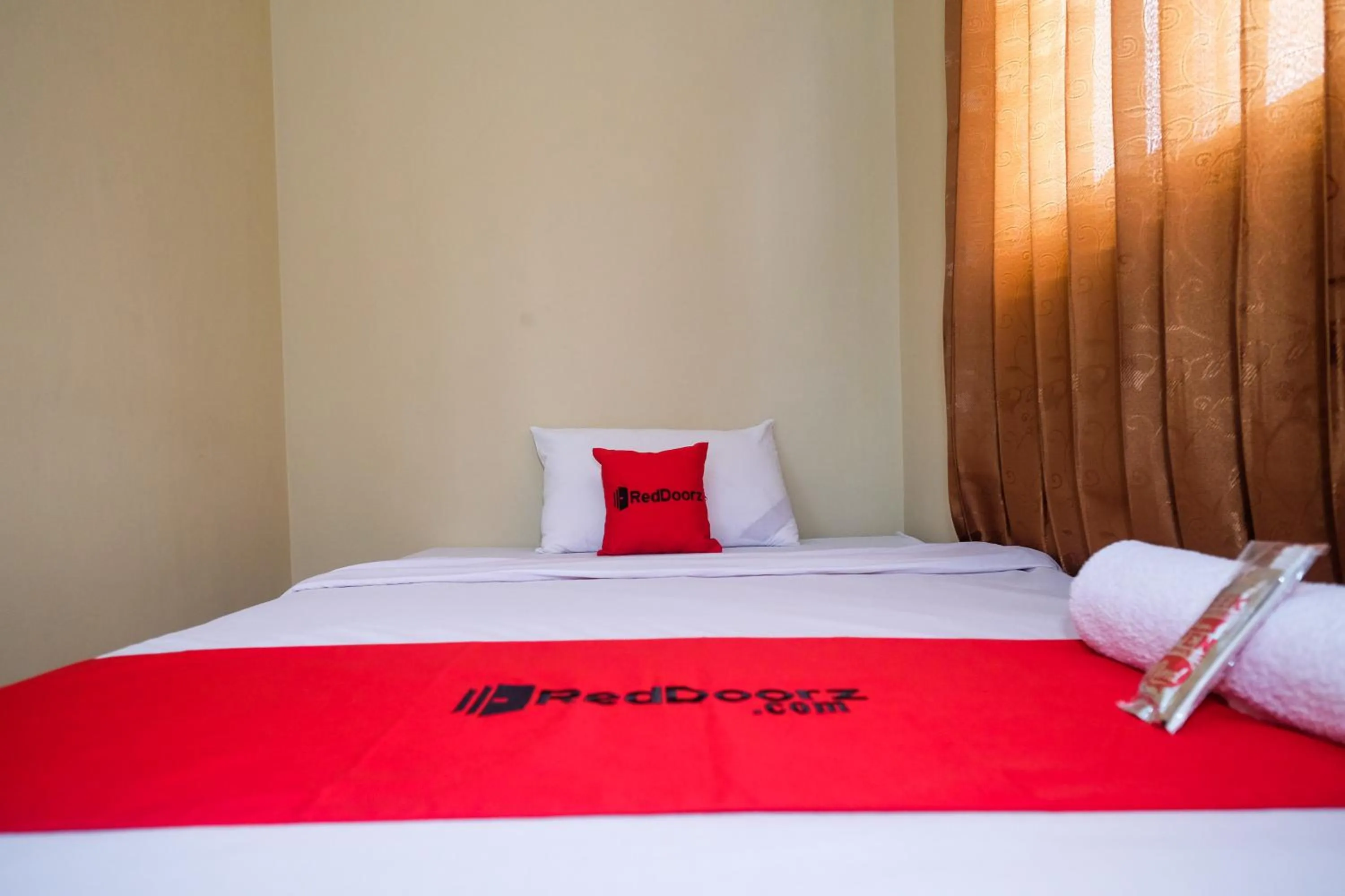 Bedroom, Bed in RedDoorz Syariah near Alun Alun Wonosobo 3