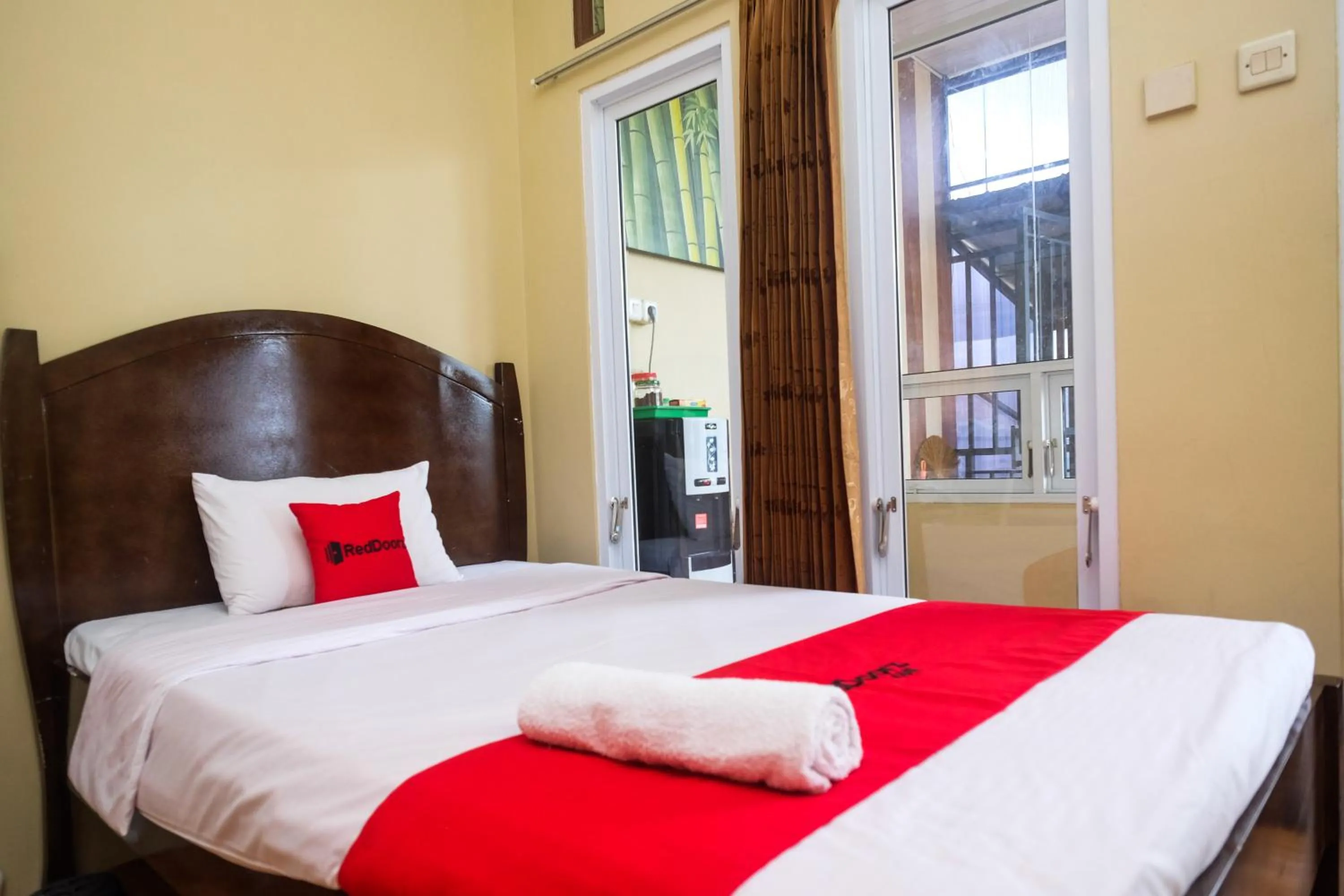 Bedroom, Bed in RedDoorz Syariah near Alun Alun Wonosobo 3
