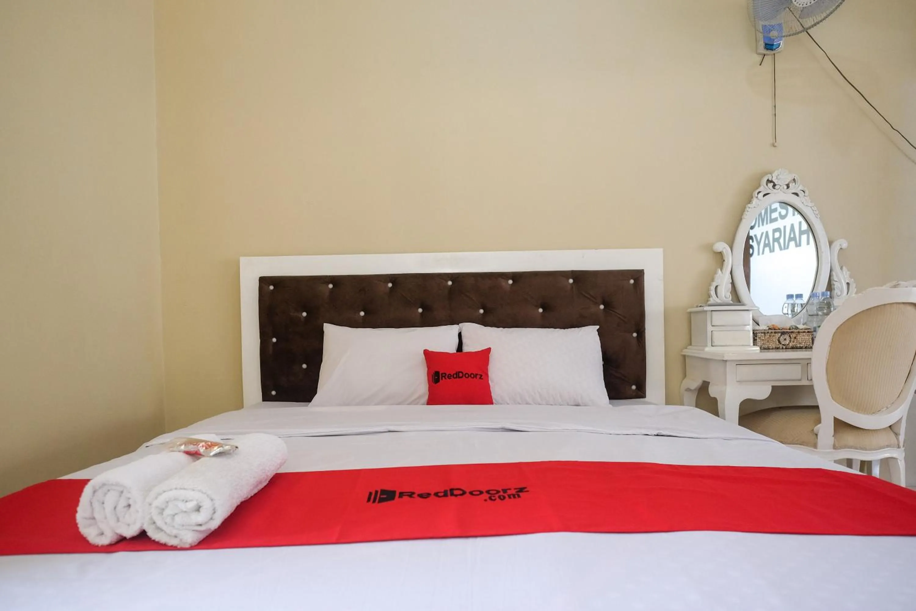 Bedroom, Bed in RedDoorz Syariah near Alun Alun Wonosobo 3