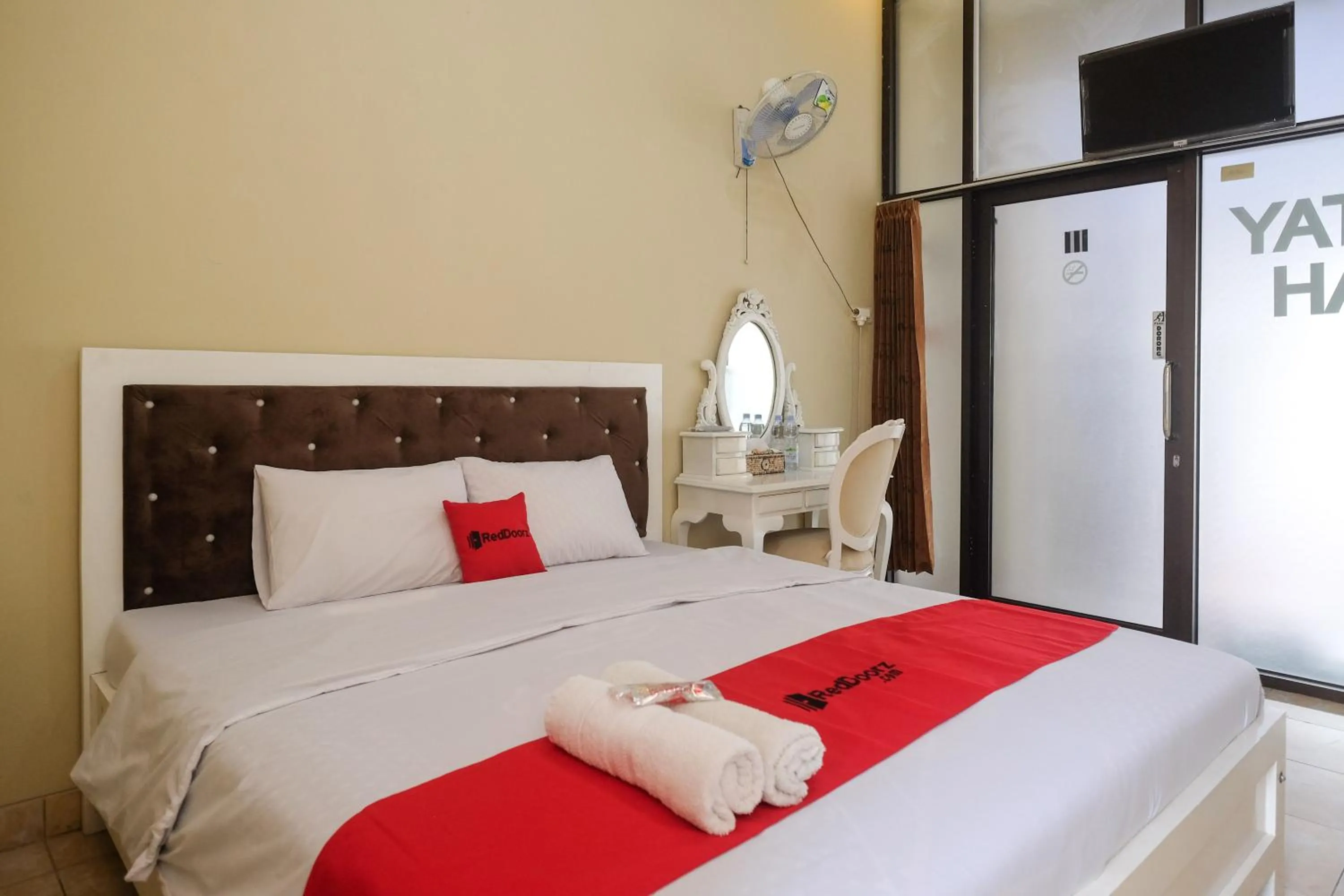 Bedroom, Bed in RedDoorz Syariah near Alun Alun Wonosobo 3