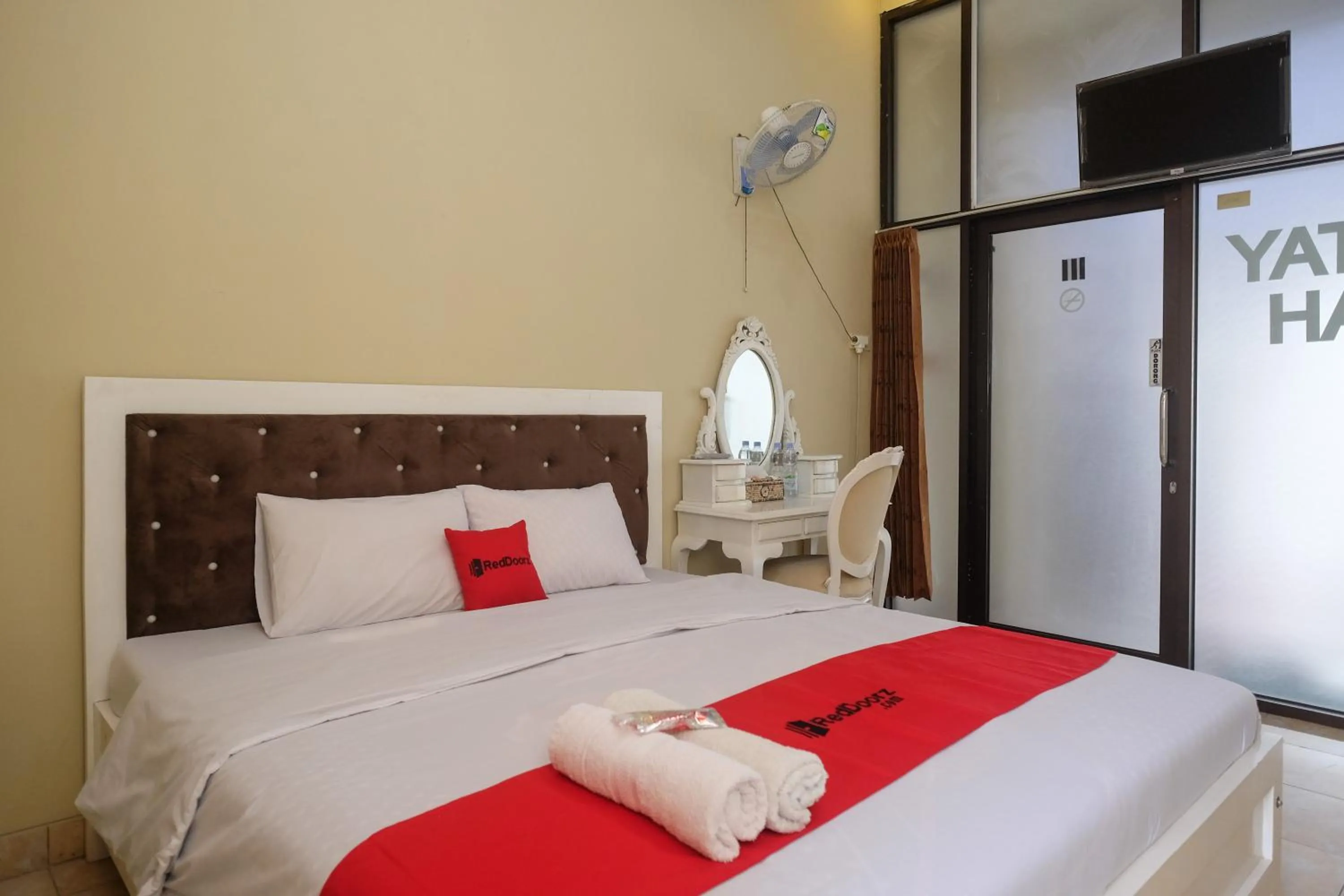 Bedroom, Bed in RedDoorz Syariah near Alun Alun Wonosobo 3