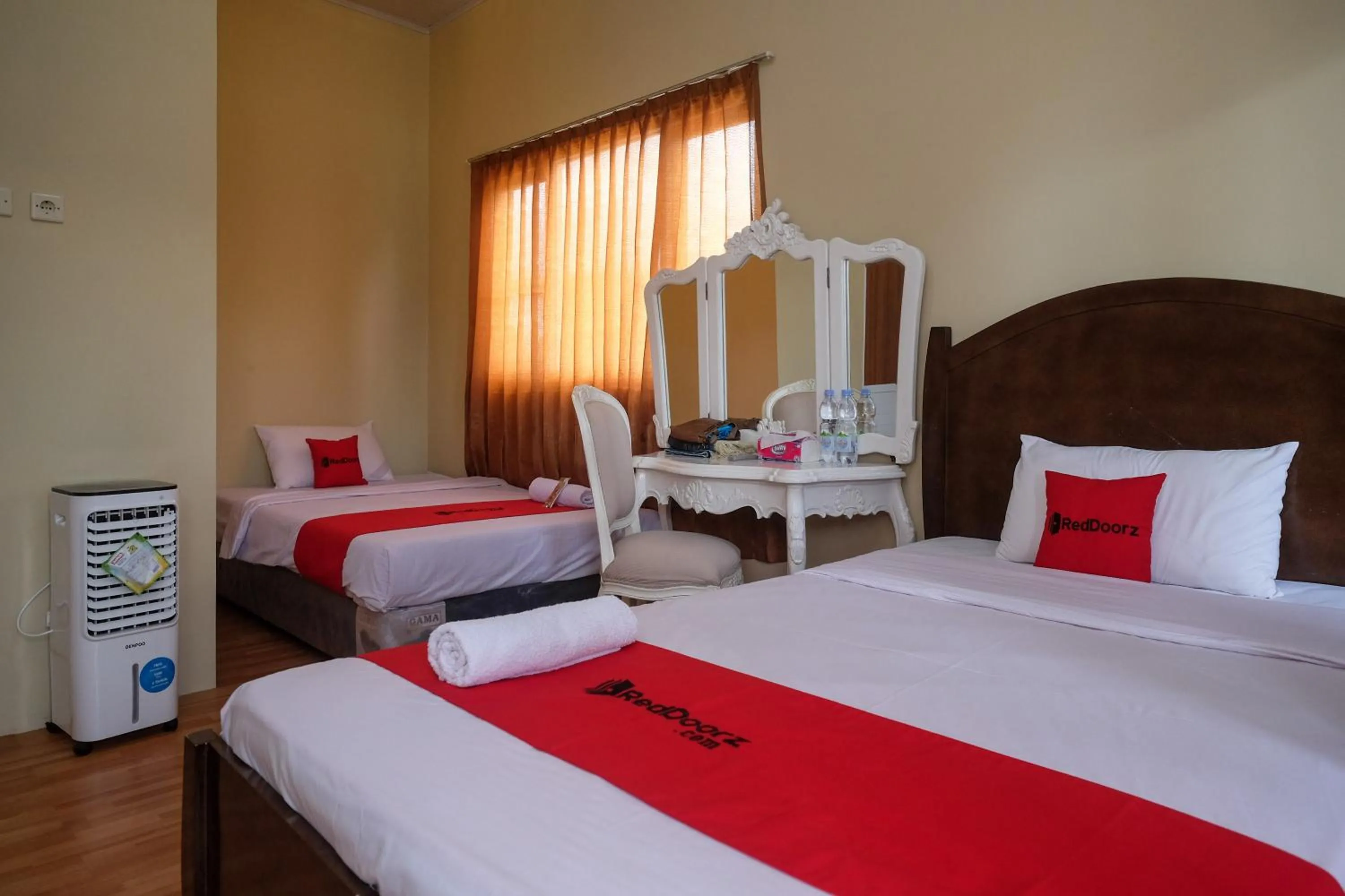 Bedroom, Bed in RedDoorz Syariah near Alun Alun Wonosobo 3